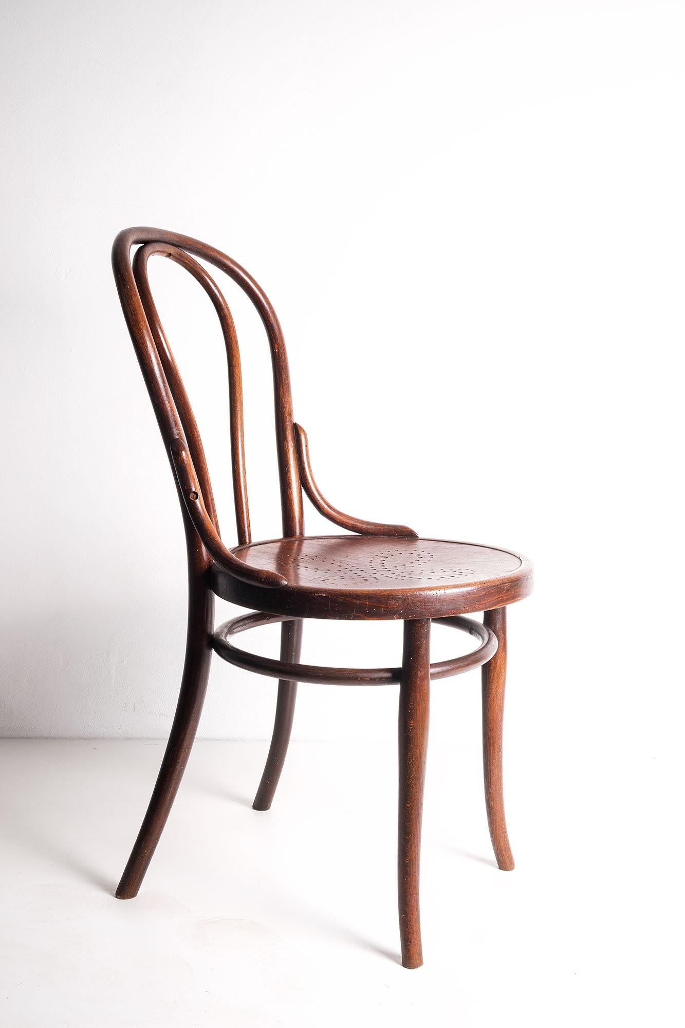 Original rare and early bentwood bistrot chair by Thonet. 
Label and carved mark Thonet Austria.
  