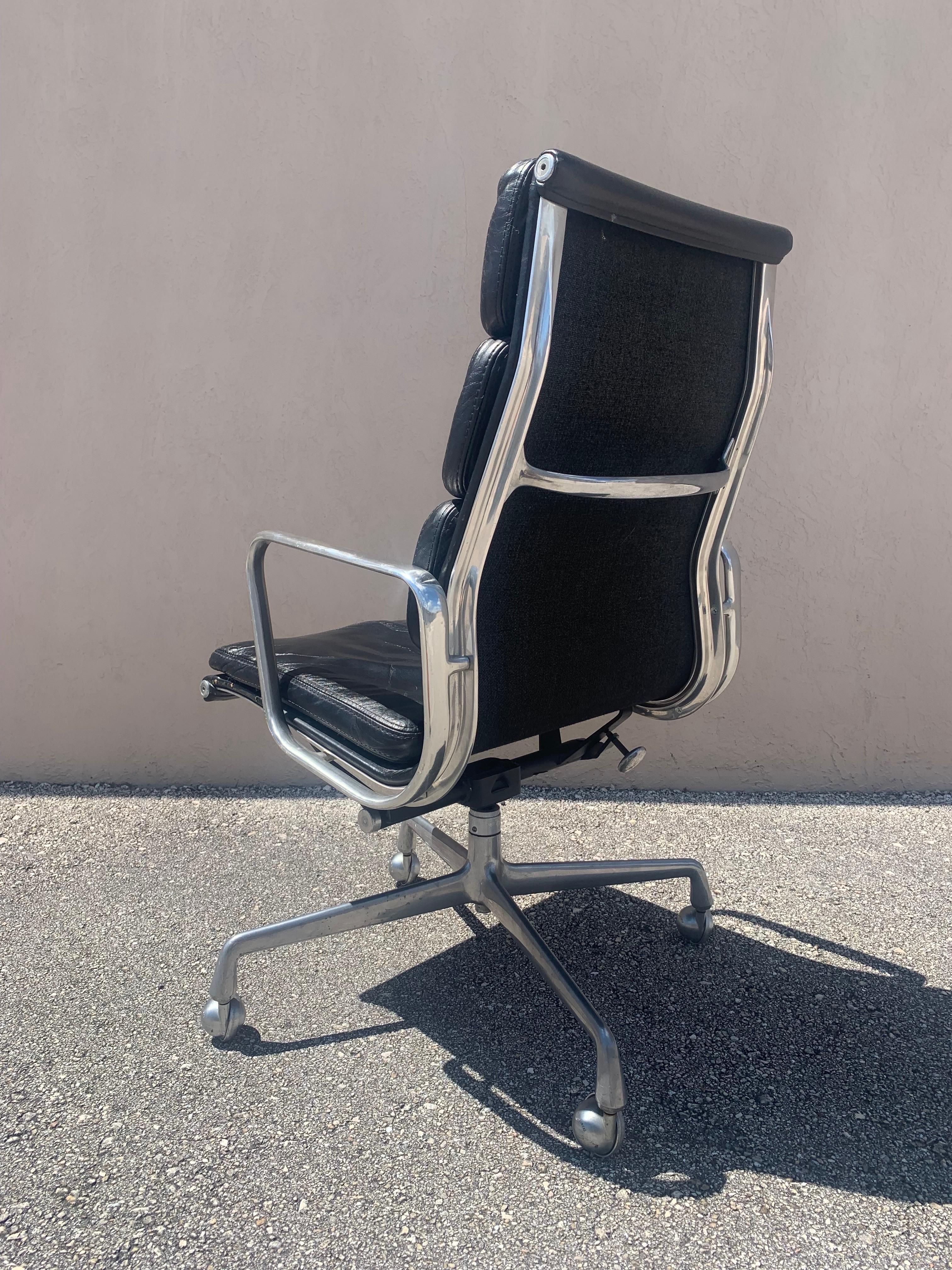 Siège de direction original à rembourrage souple conçu par Charles et Ray Eames en 1969 pour Herman Miller. Réputée pour être l'une des chaises de bureau les plus confortables jamais fabriquées, cette chaise ne fait pas exception à la règle. L'un
