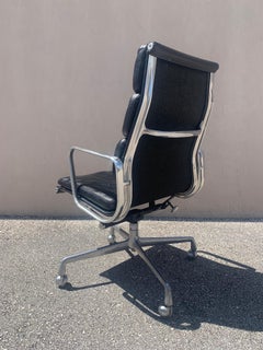 Early Original Eames Soft Pad Executive Chair pour Herman Miller en noir