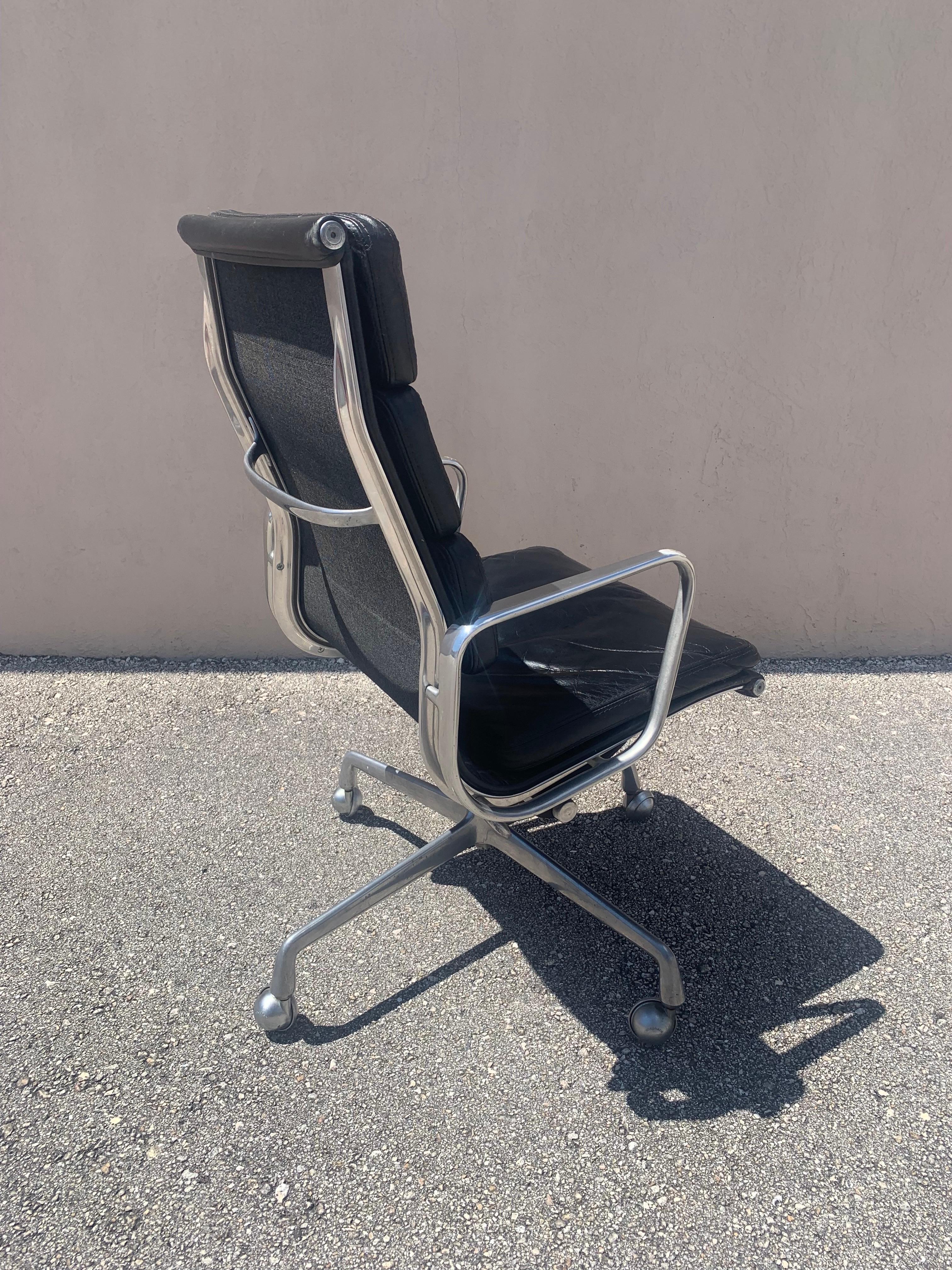 Aluminum Early Original Eames Soft Pad Executive Chair for Herman Miller in Black
