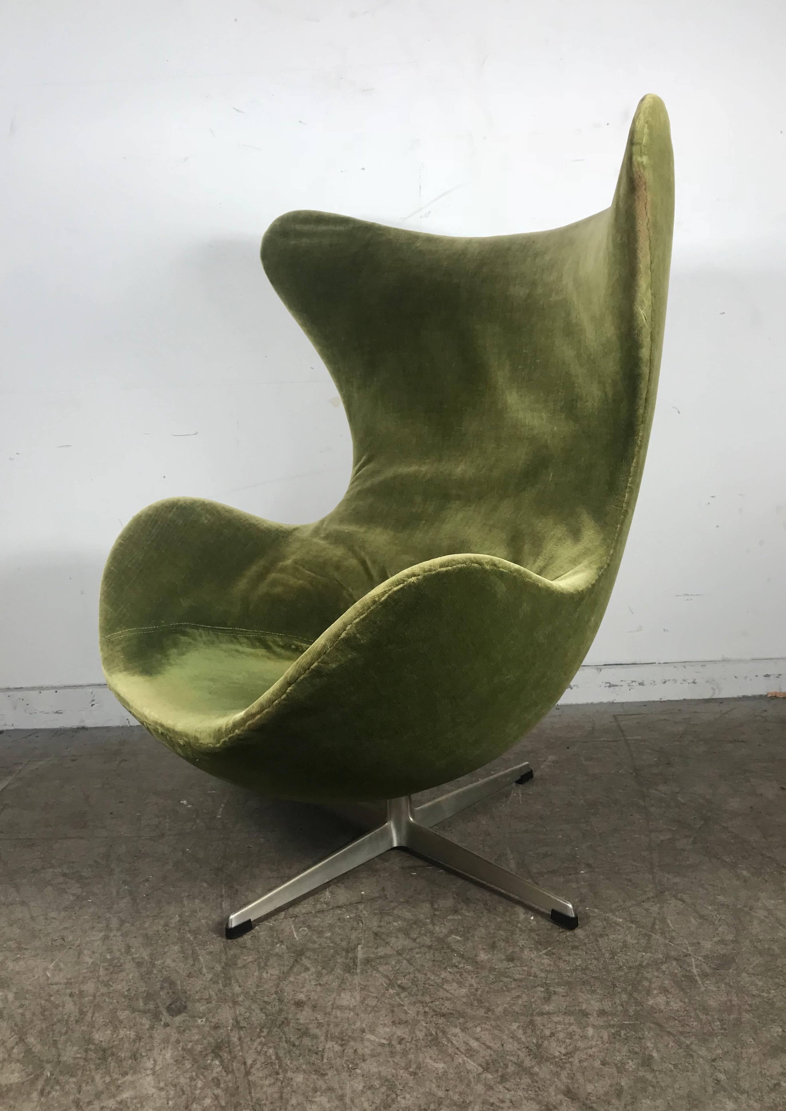 Fauteuil oeuf original d'Arne Jacobsen pour Fritz Hansen:: vers 1964. La chaise a conservé son revêtement d'origine en velours vert ainsi que l'étiquette originale de Fritz Hansen. Durcissement de la mousse intérieure. Livraison en main propre