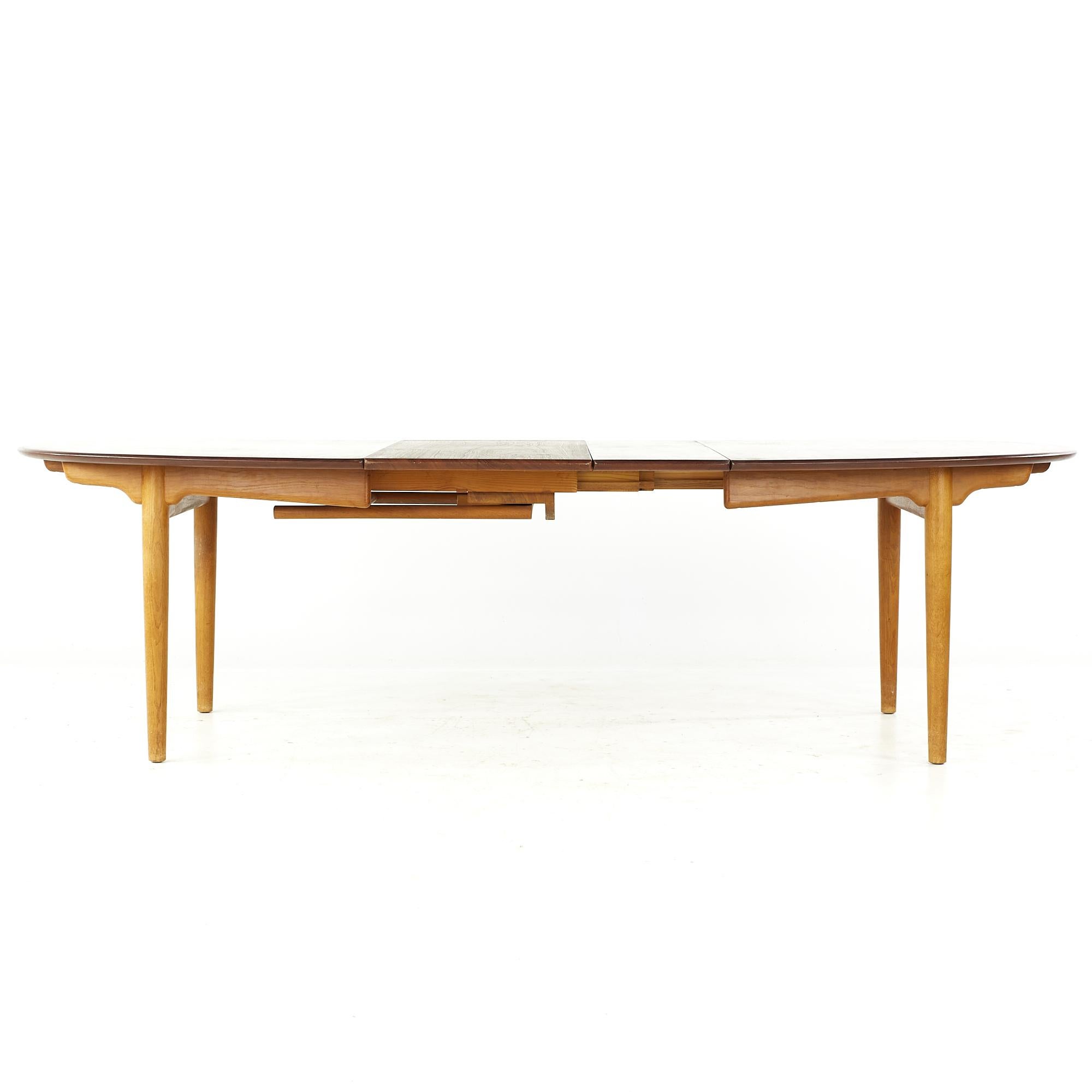 Table de salle à manger originale Hans Wegner Johannes Hansen MCM modèle Jh0567 en teck en vente 4