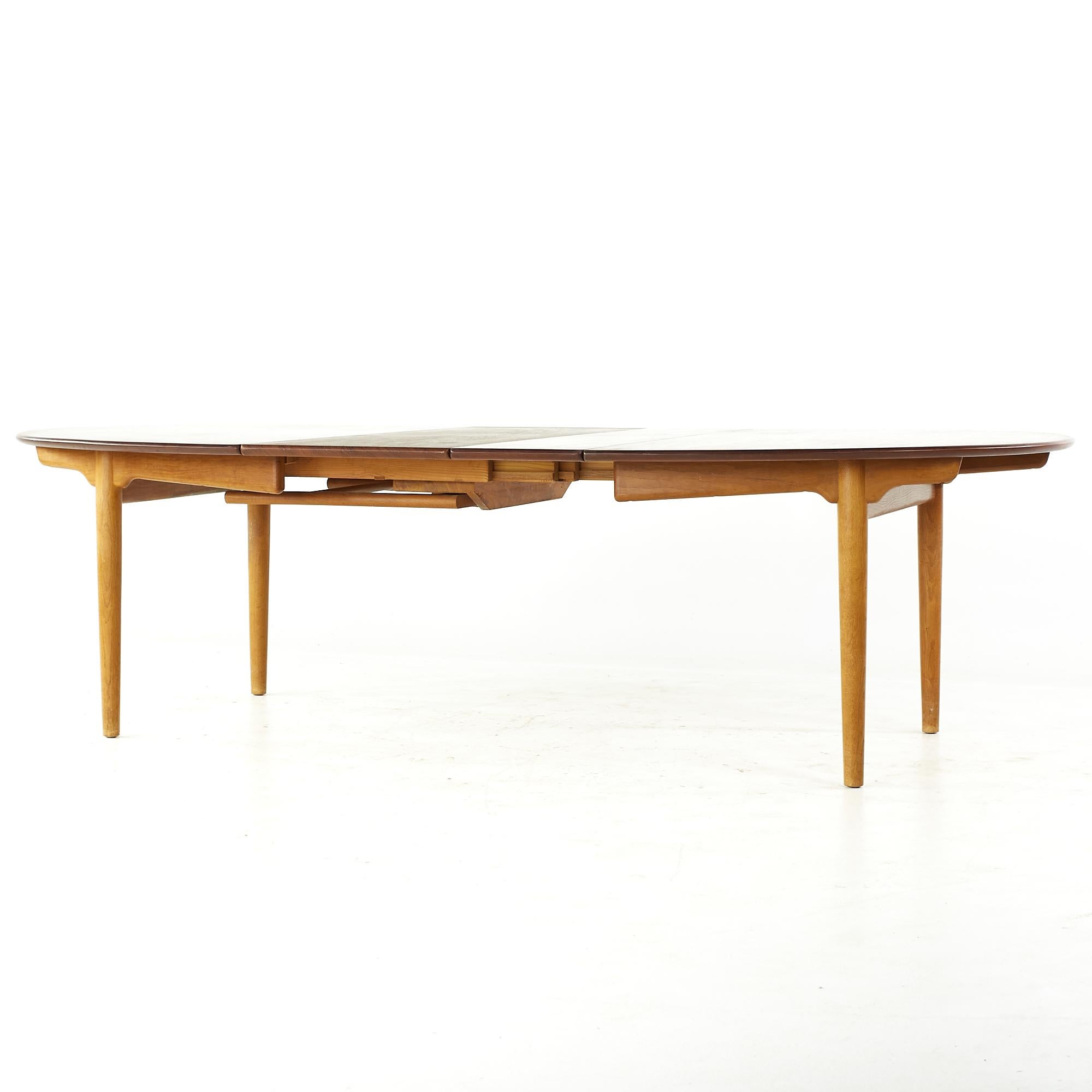 Table de salle à manger originale Hans Wegner Johannes Hansen MCM modèle Jh0567 en teck en vente 5