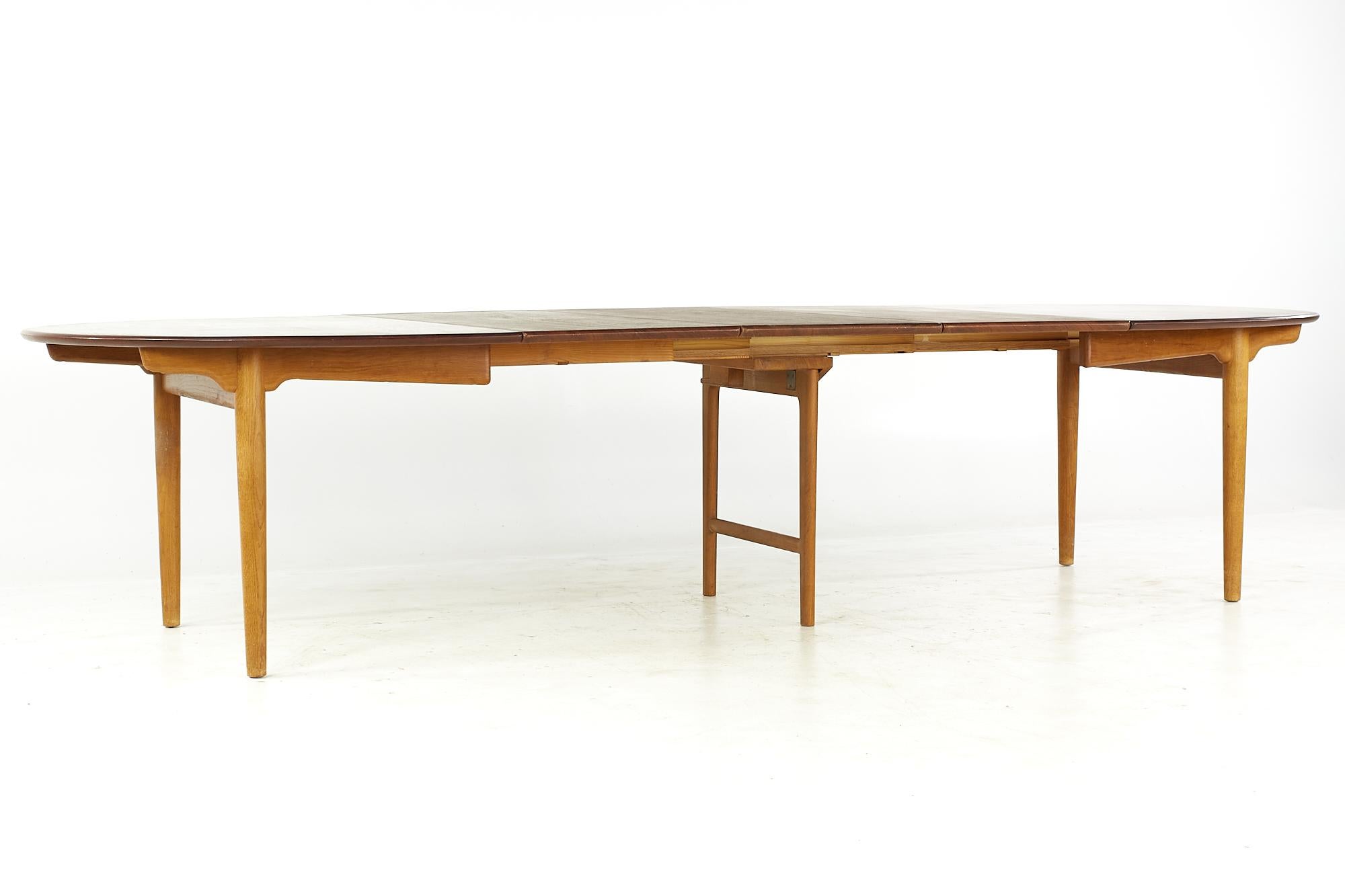 Table de salle à manger originale Hans Wegner Johannes Hansen MCM modèle Jh0567 en teck en vente 9