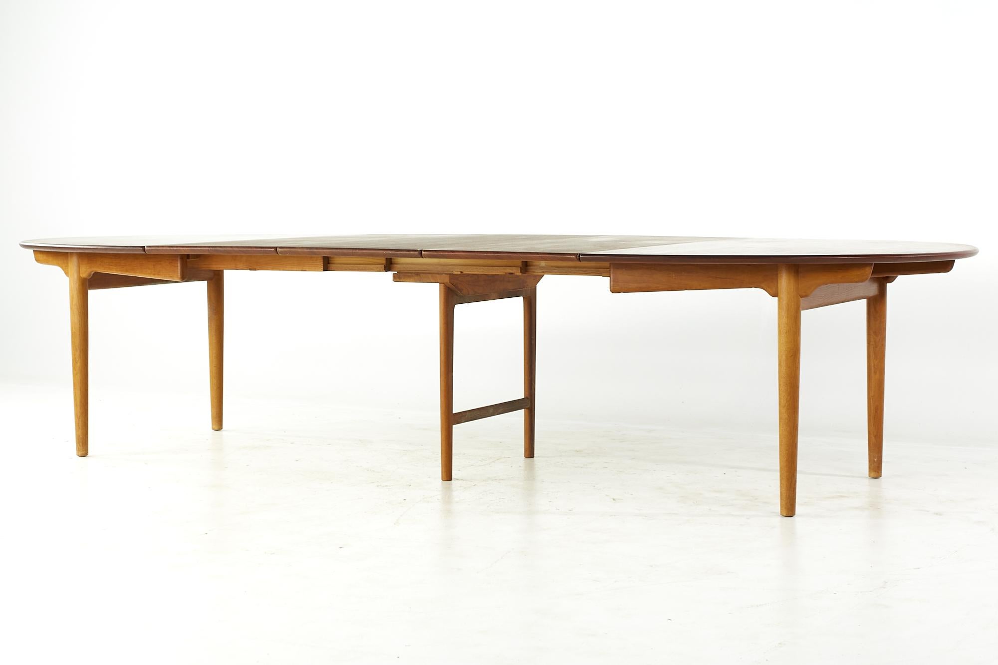 Table de salle à manger originale Hans Wegner Johannes Hansen MCM modèle Jh0567 en teck en vente 11