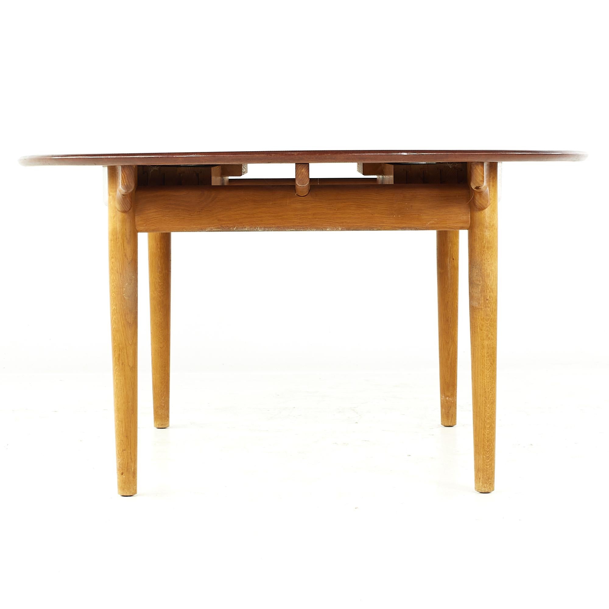 Danois Table de salle à manger originale Hans Wegner Johannes Hansen MCM modèle Jh0567 en teck en vente