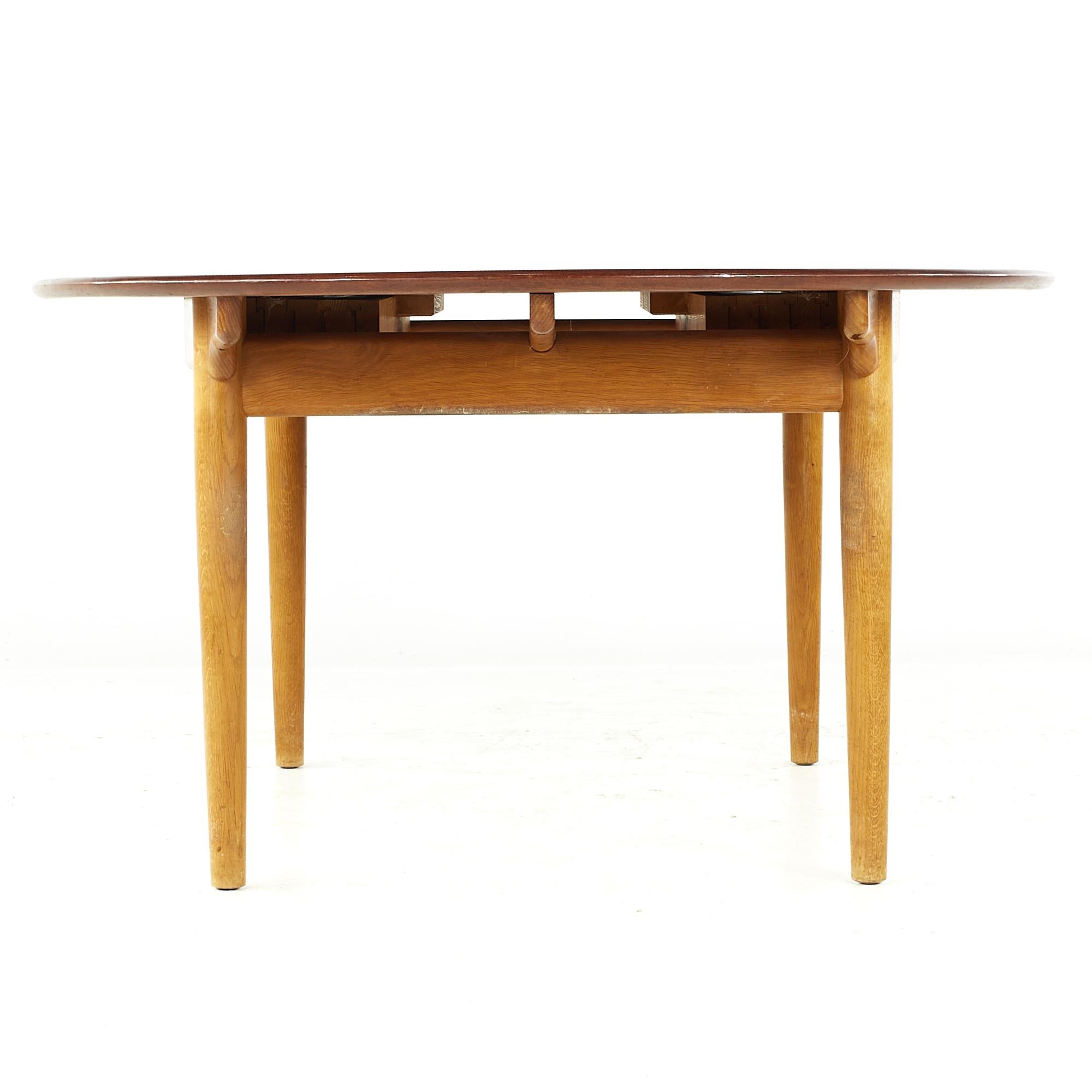 Danois Table de salle à manger originale Hans Wegner Johannes Hansen MCM modèle Jh0567 en teck en vente