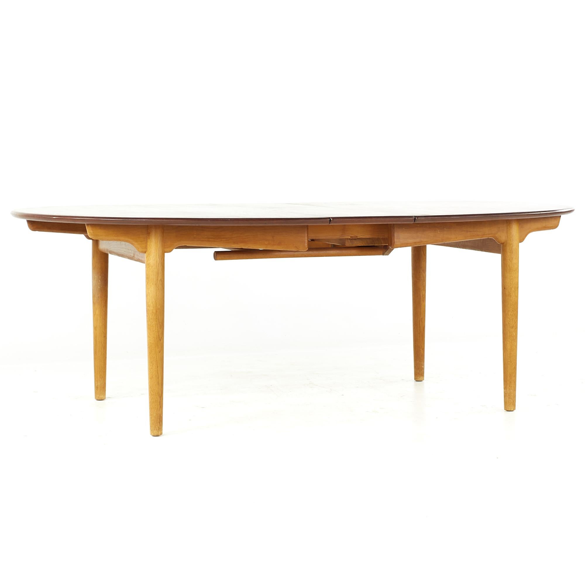 Teck Table de salle à manger originale Hans Wegner Johannes Hansen MCM modèle Jh0567 en teck en vente