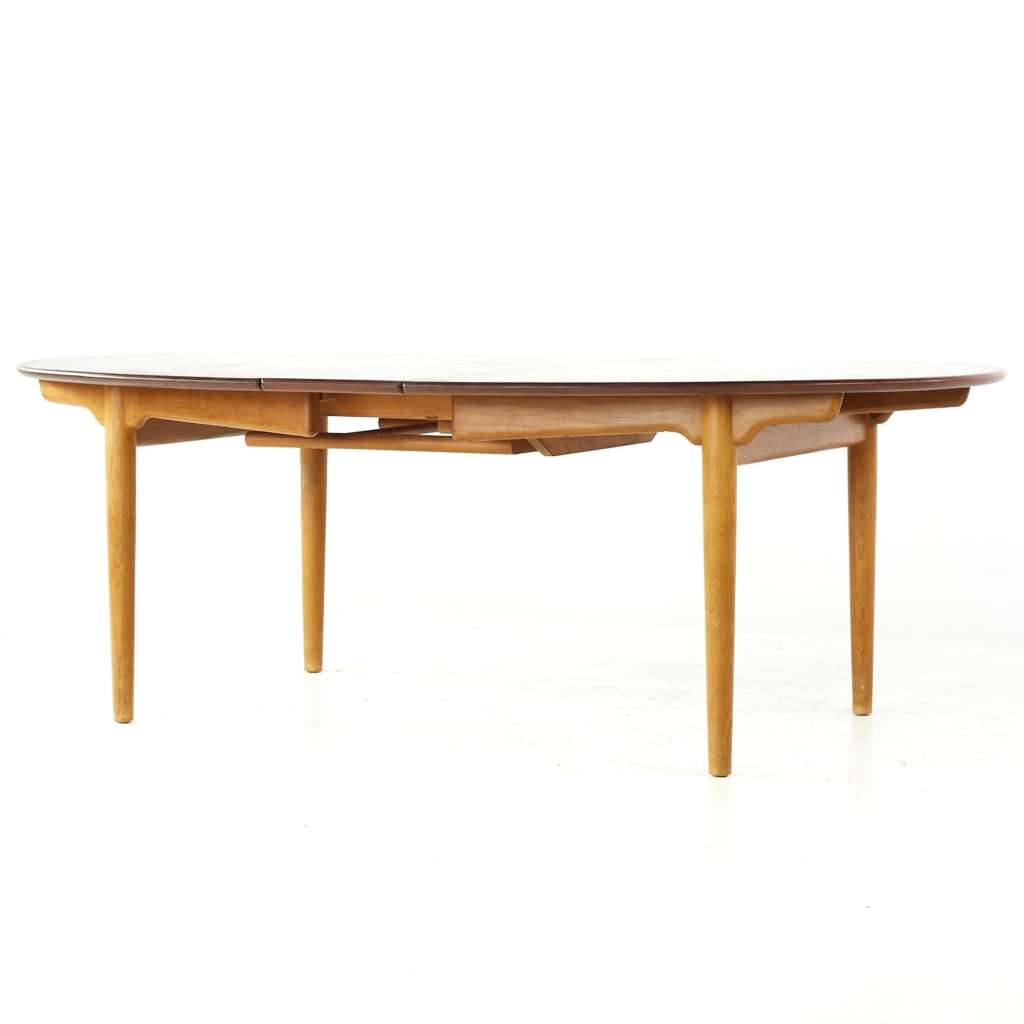 Table de salle à manger originale Hans Wegner Johannes Hansen MCM modèle Jh0567 en teck en vente 2