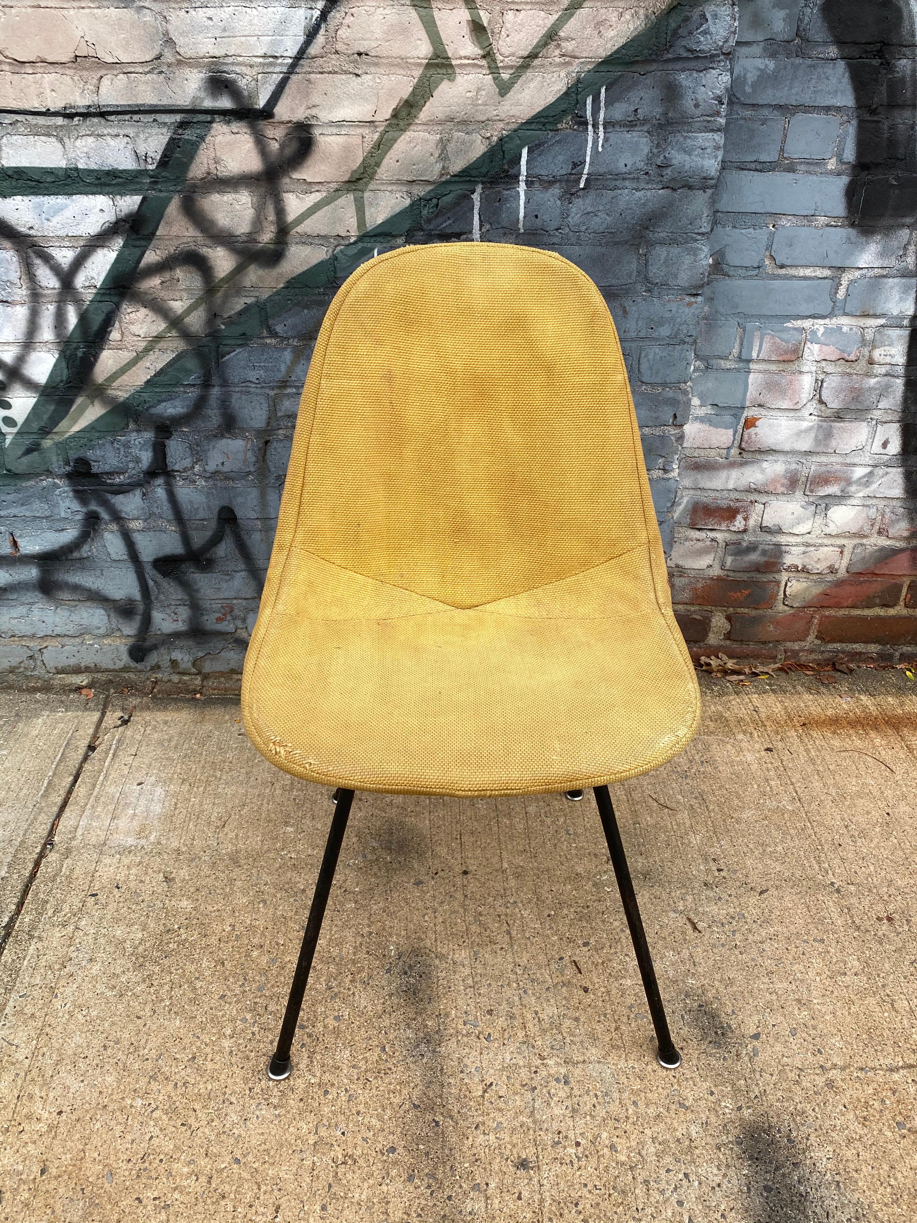 Early wire chair designed by Charles and Ray Eames and made by Herman Miller. Dating to the early 1950s. Model DKX-1 with removable cover. Chair in good condition based on age with appropriate and expected wear. Beautiful patina and character. A