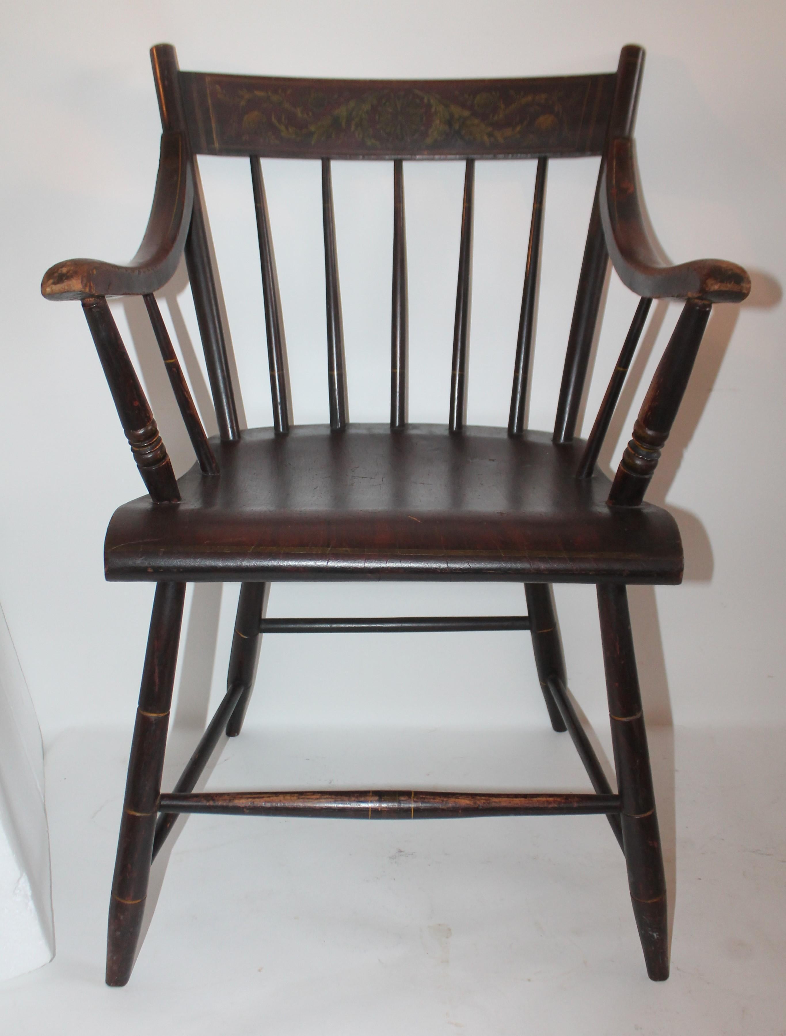 Original bemalter Hitchcock-Sessel aus dem frühen 19. Jahrhundert mit einer verzierten Innenlehne. Der Zustand ist sehr gut und solide. Der Hintergrund hat eine wunderschöne rötlich-braune Oberfläche. Die Farbe ist in einer ungestörten Patina.