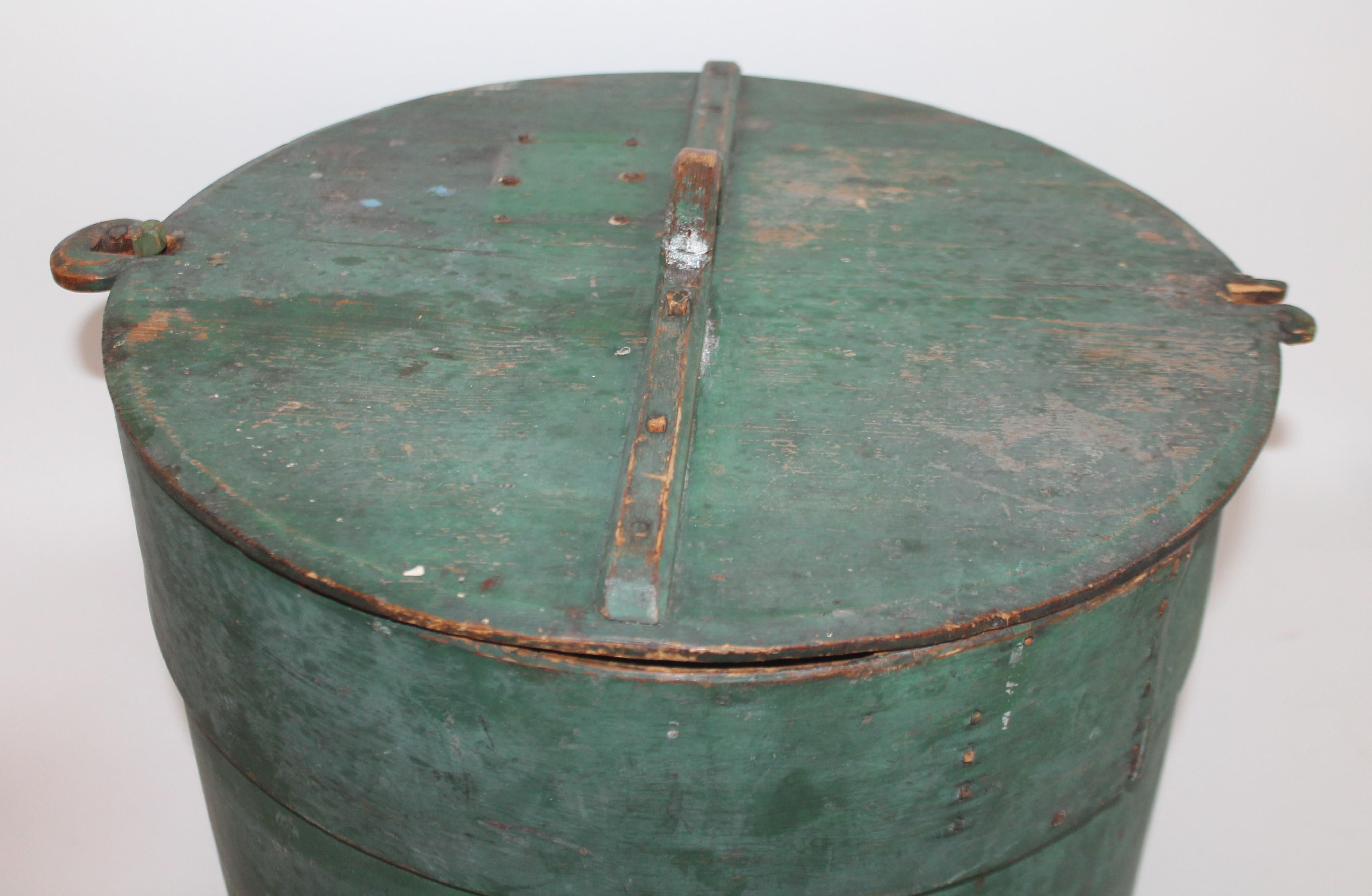 Early Original Painted 19th Century Pantry Box with Lid In Good Condition For Sale In Los Angeles, CA