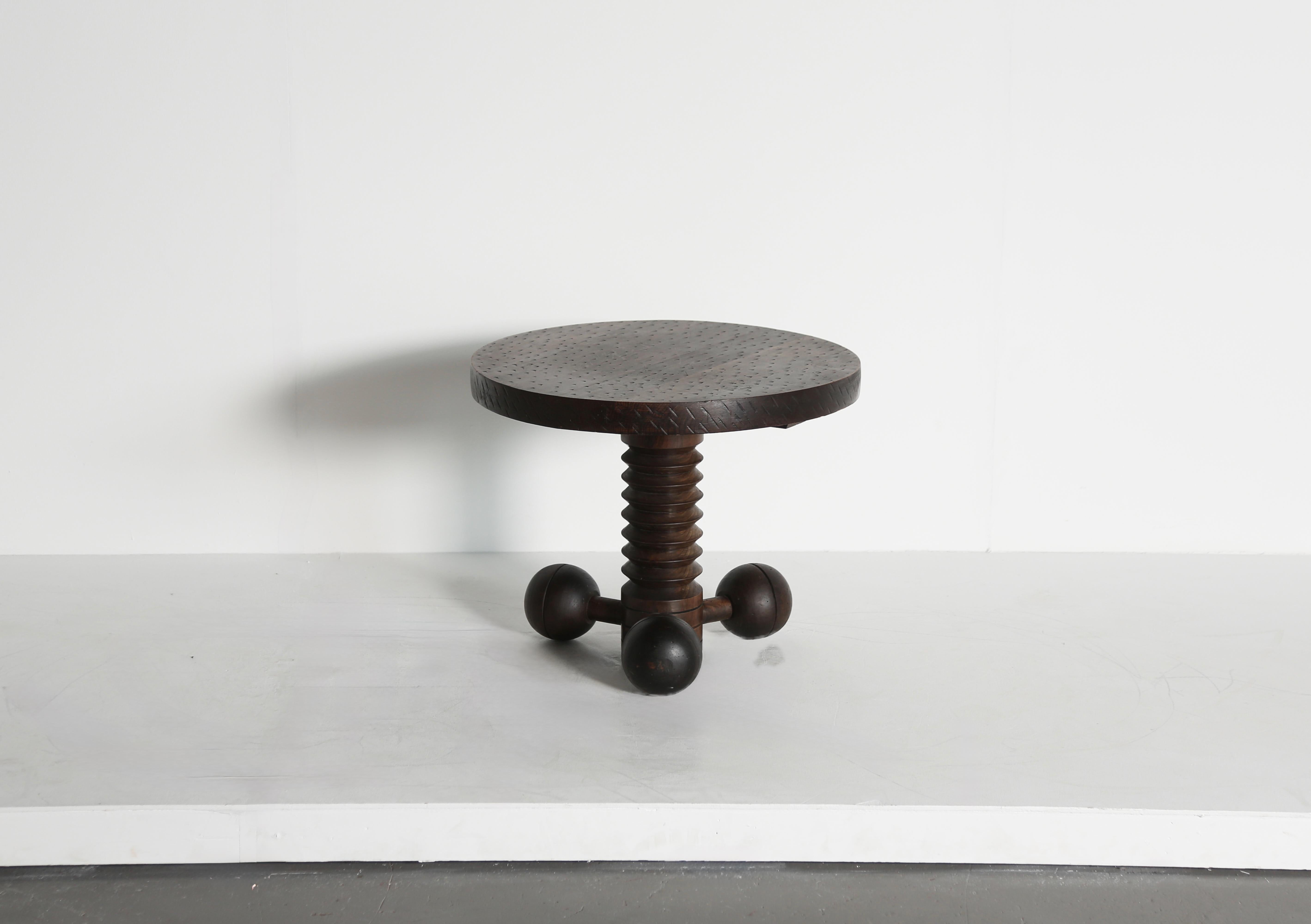Table à boule / trépied originale de Charles Dudouyt, France, années 1940.   Belle tonalité et patine.  Une pièce rare, difficile à trouver et très collectionnable.   Expédition rapide dans le monde entier.




