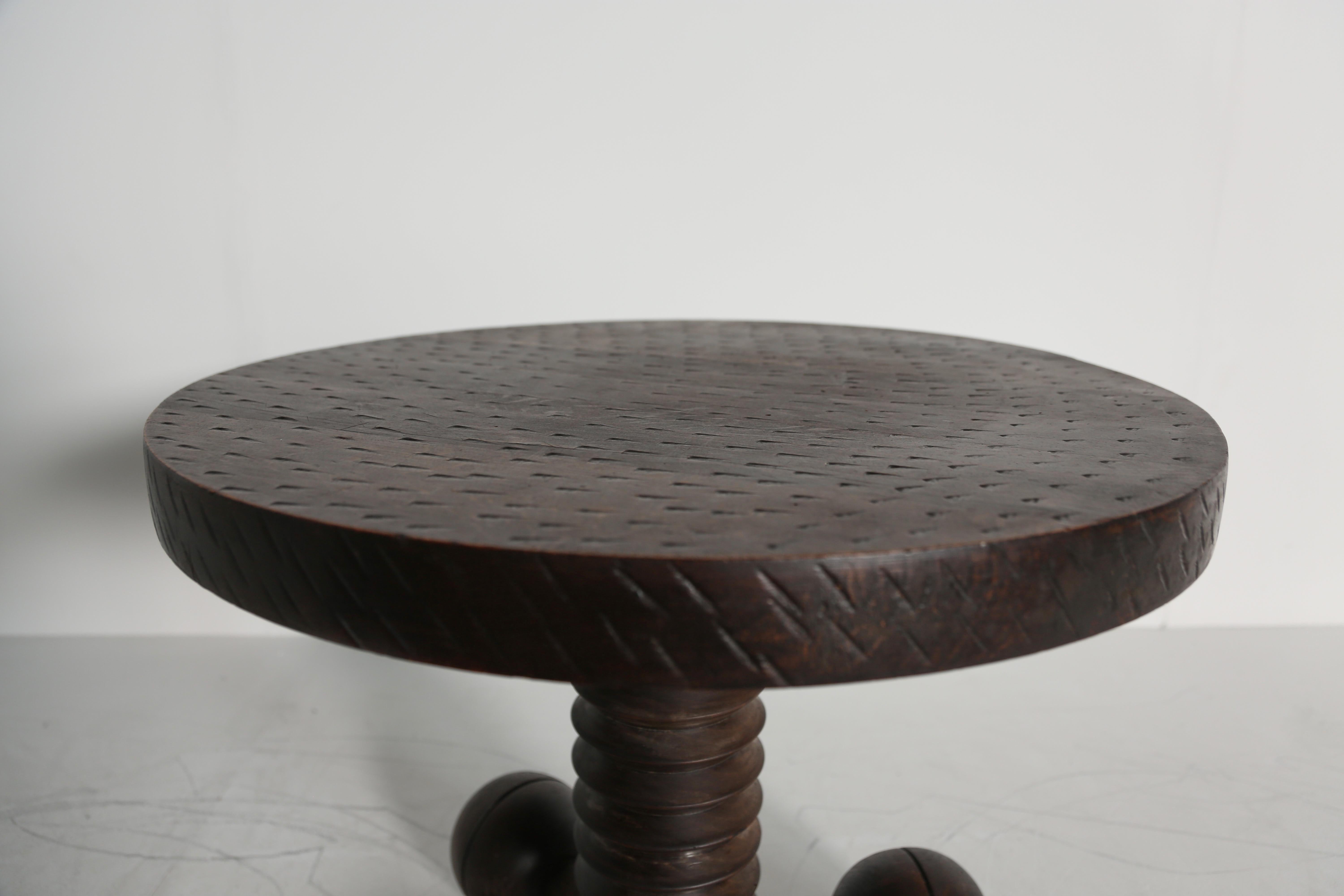 Art déco Table d'appoint d'origine à trois pieds/table basse par Charles Dudouyt, France, années 1940 en vente