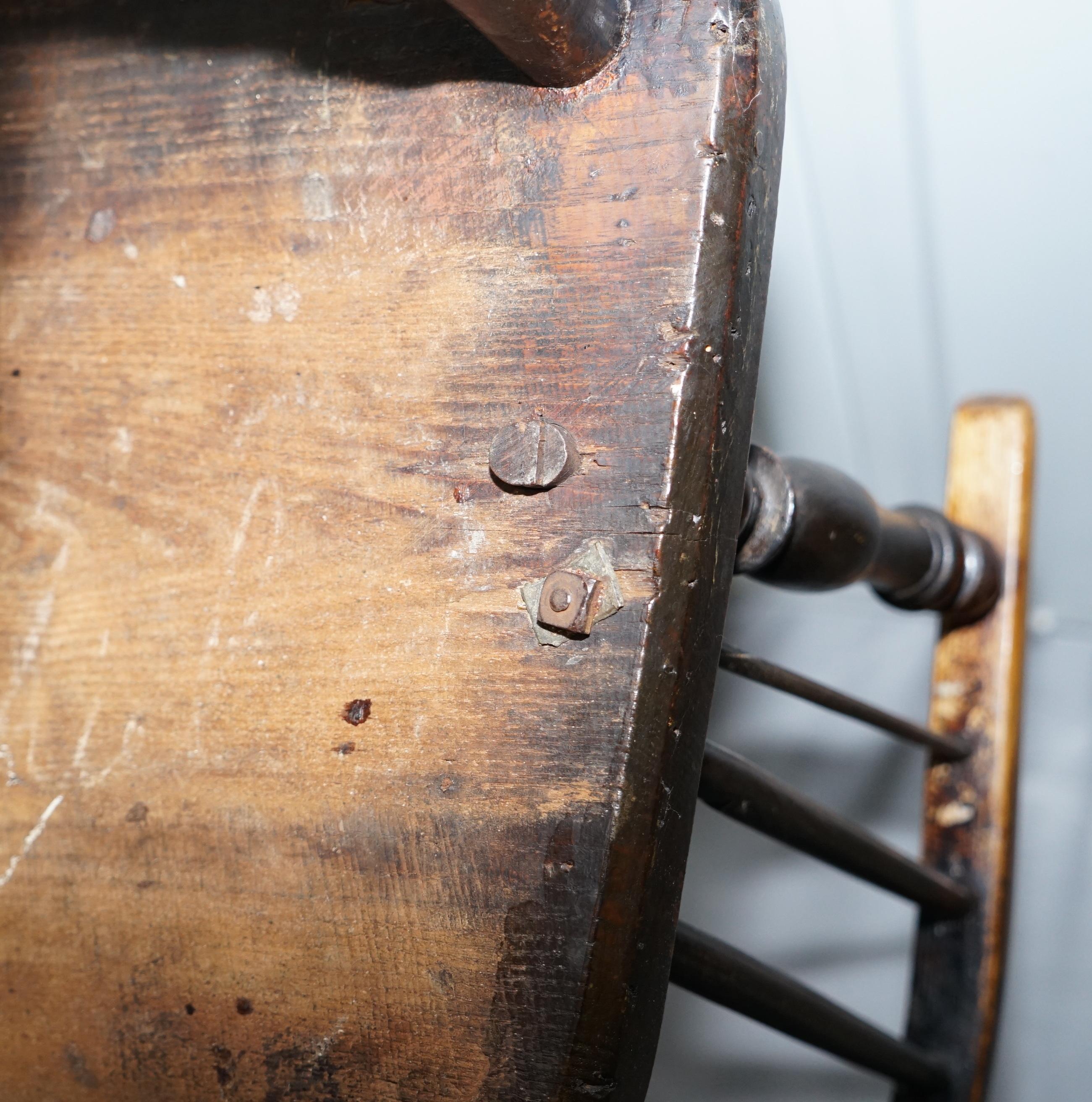 Früher original bemalter West Country Windsor-Sessel mit Reifenrücken, 19. Jahrhundert im Angebot 14