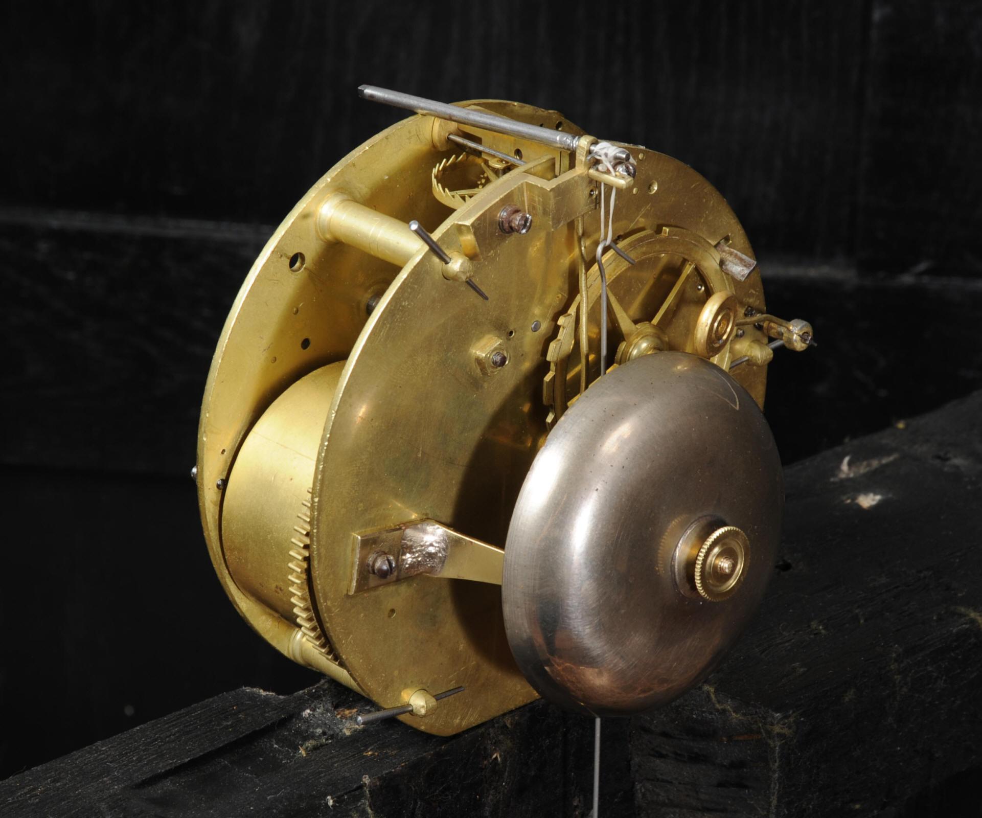 Horloge à tête de tambour française ancienne en bronze doré par Antoine Foullet, vers 1770 10