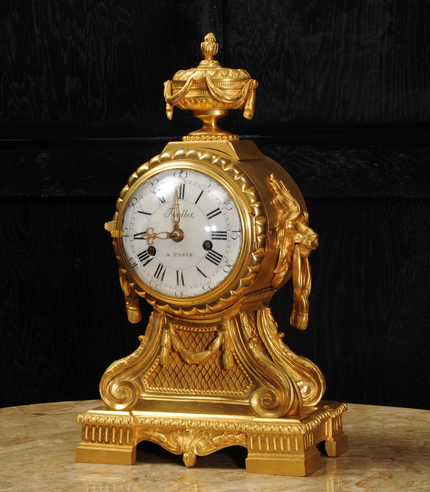 Eine seltene und sehr schöne originale französische Uhr aus der Zeit Ludwigs XVI., um 1770, mit einem Gehäuse des renommierten Herstellers Antoine Foullet. Wunderschön gefertigt aus prächtiger, feuervergoldeter Quecksilberbronze und mit der