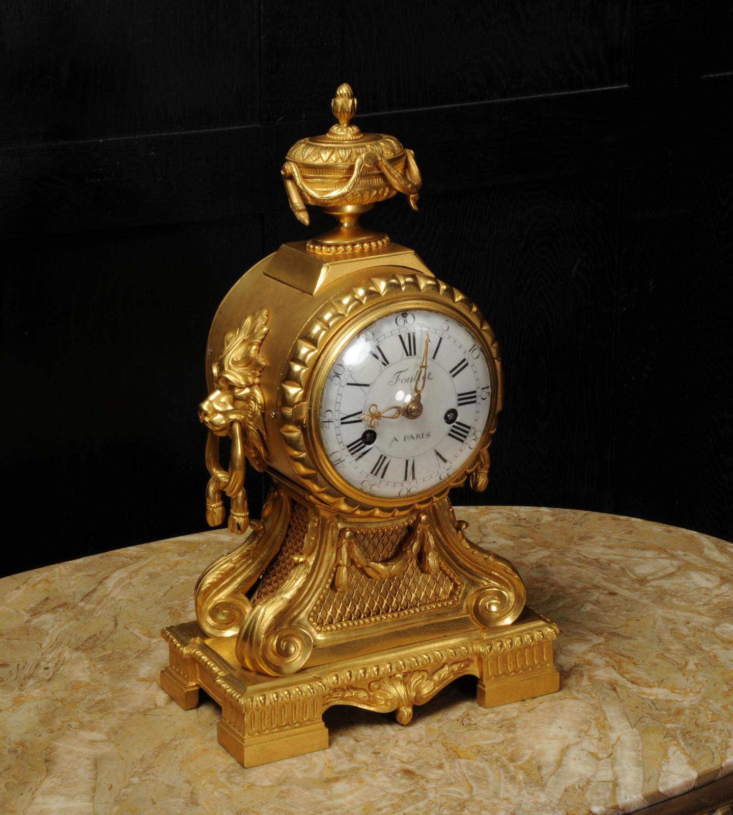 Français Horloge à tête de tambour française ancienne en bronze doré par Antoine Foullet, vers 1770