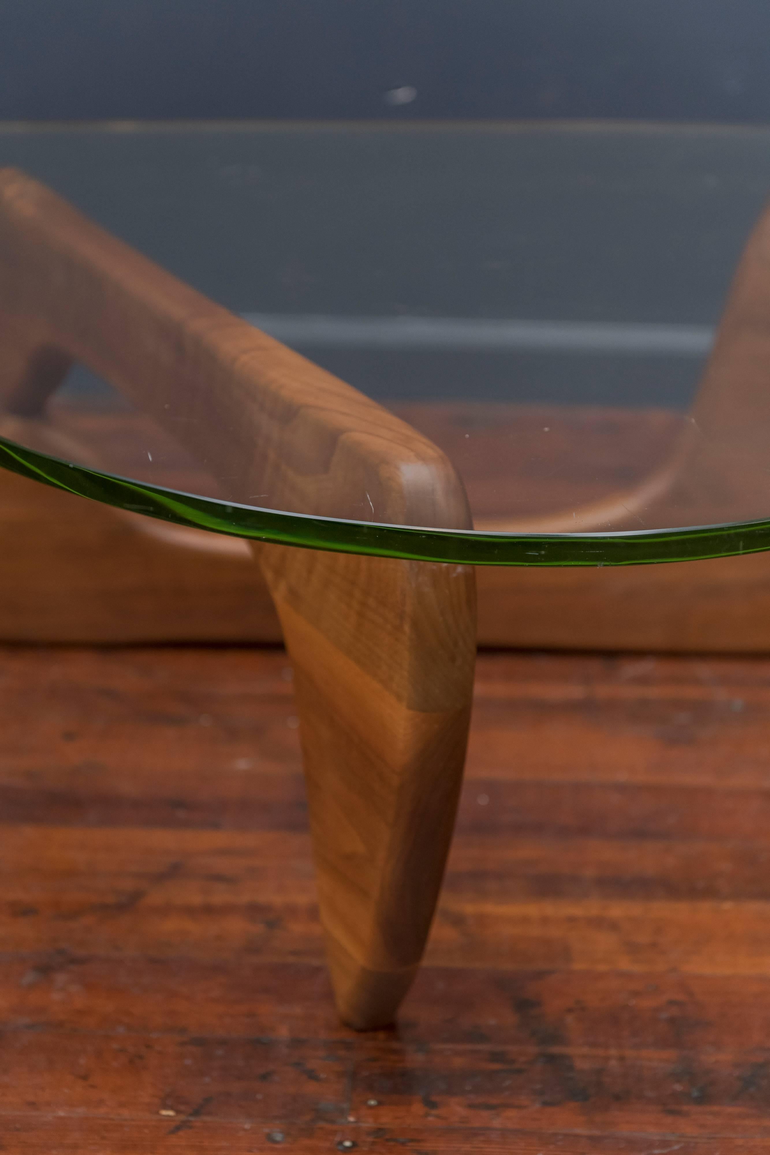 Early original Isamu Noguchi walnut and glass coffee table for Herman Miller, model IN-50 1944. Base in excellent original condition with minor scuffs and scratches to original glass top.