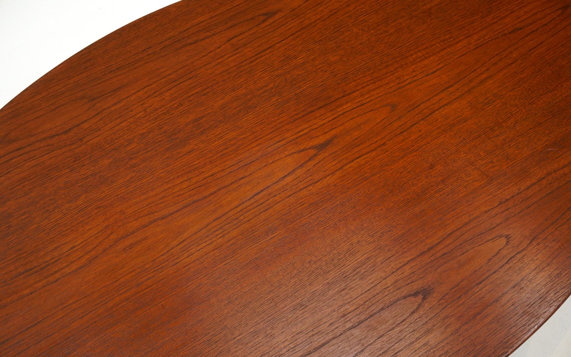 Table basse ovale Saarinen pour Knoll des débuts. Hors production 54