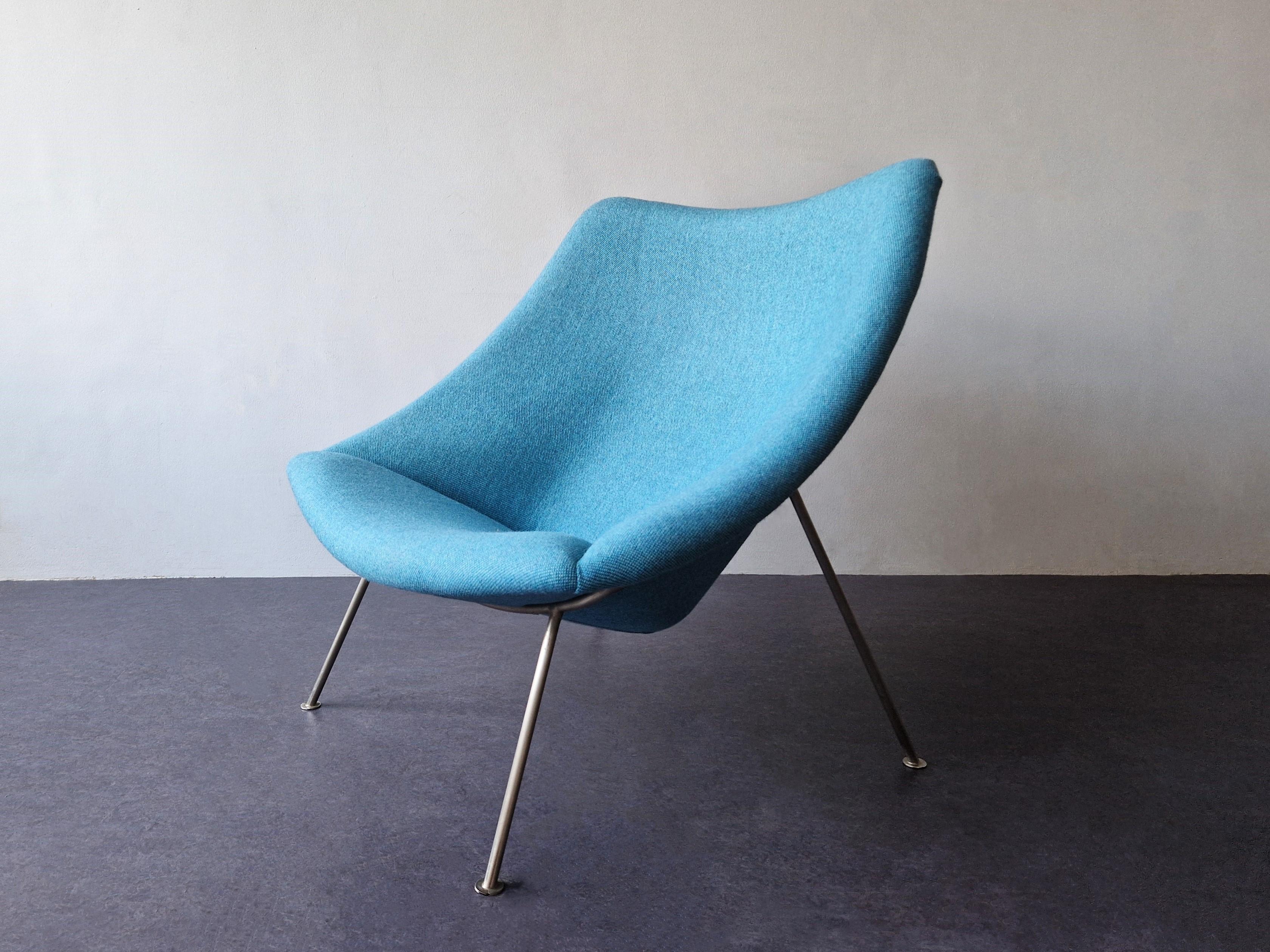 This iconic lounge chair, model Oyster or F157, was designed by Pierre Paulin for Artifort in 1958. This 'bucket' chair shows the distinction between the sitting and carrying area, that is so characteristic of the 1950's. The minimalistic
