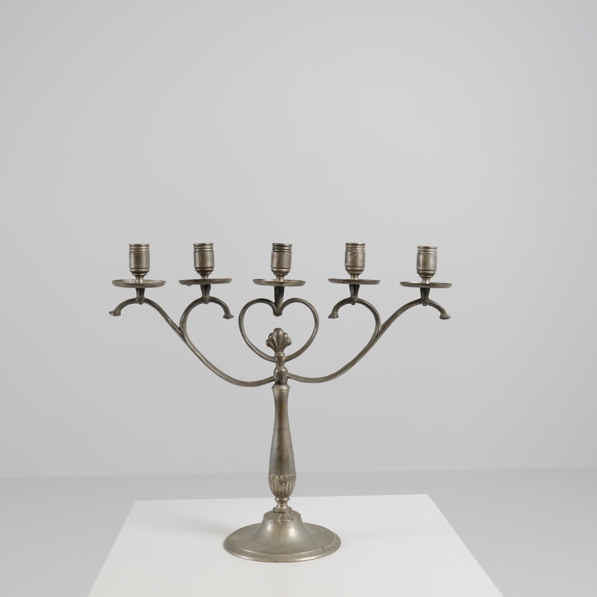 Rara opera prima del maestro finlandese Paavo Tynell, questo portacandele in ottone e nichel mostra l'abilità del designer al di là della sua iconica illuminazione. Realizzato in uno stile classico senza tempo, conserva le sue condizioni originali