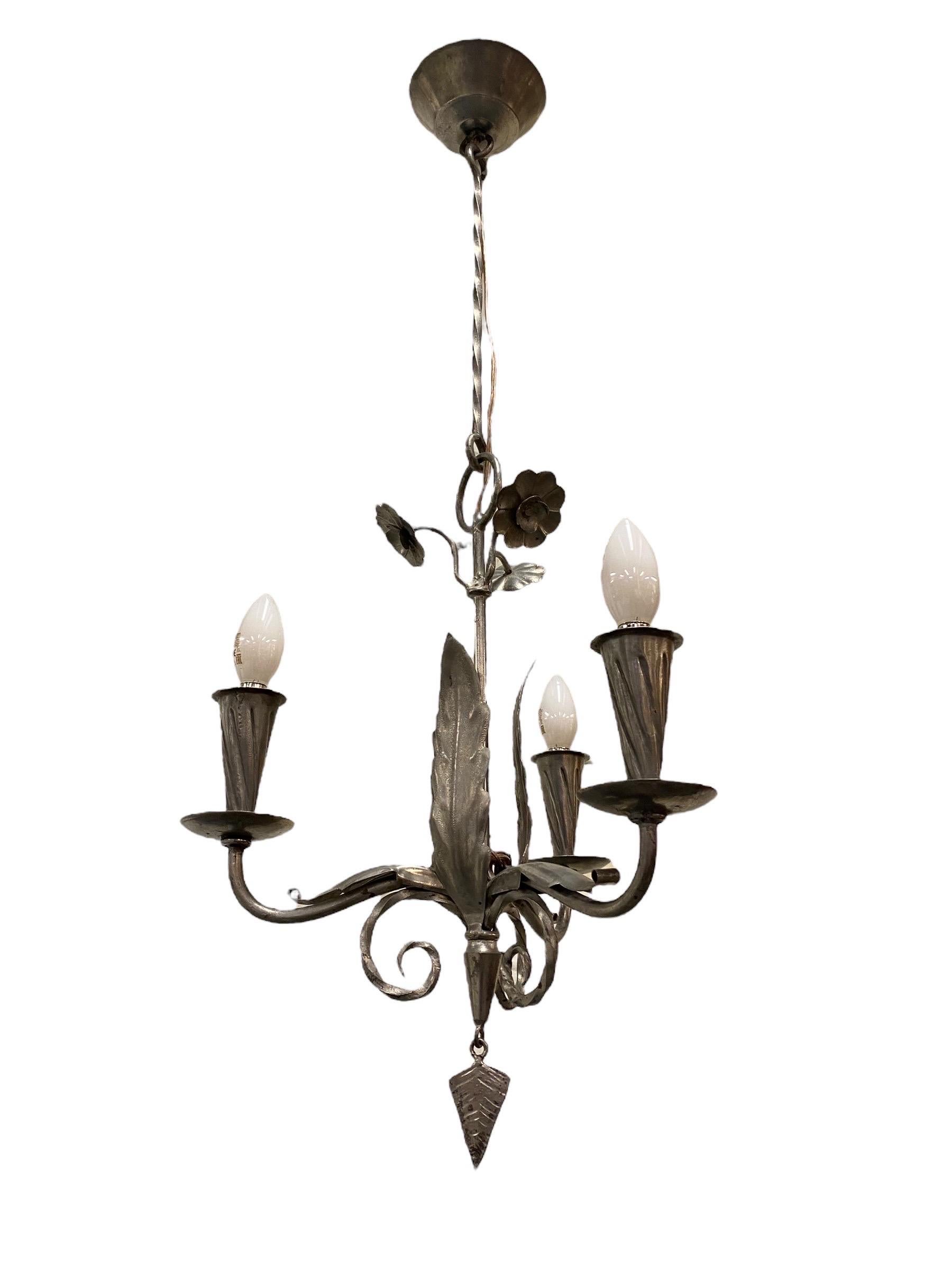Una primissima lampada da soffitto modello TT1/SM927 in stagno massiccio con decorazioni multiple, progettata da Paavo Tynell e prodotta dalla sua azienda Taito oy in Finlandia negli anni '30. 

Paavo Tynell (1890-1973) era un designer finlandese