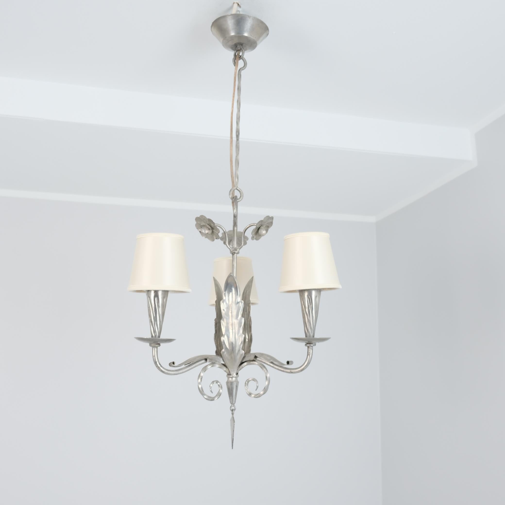 Una primissima lampada da soffitto modello TT1/SM927 in stagno massiccio con decorazioni multiple, progettata da Paavo Tynell e prodotta dalla sua azienda Taito oy in Finlandia negli anni '30. 

Paavo Tynell (1890-1973) era un designer finlandese
