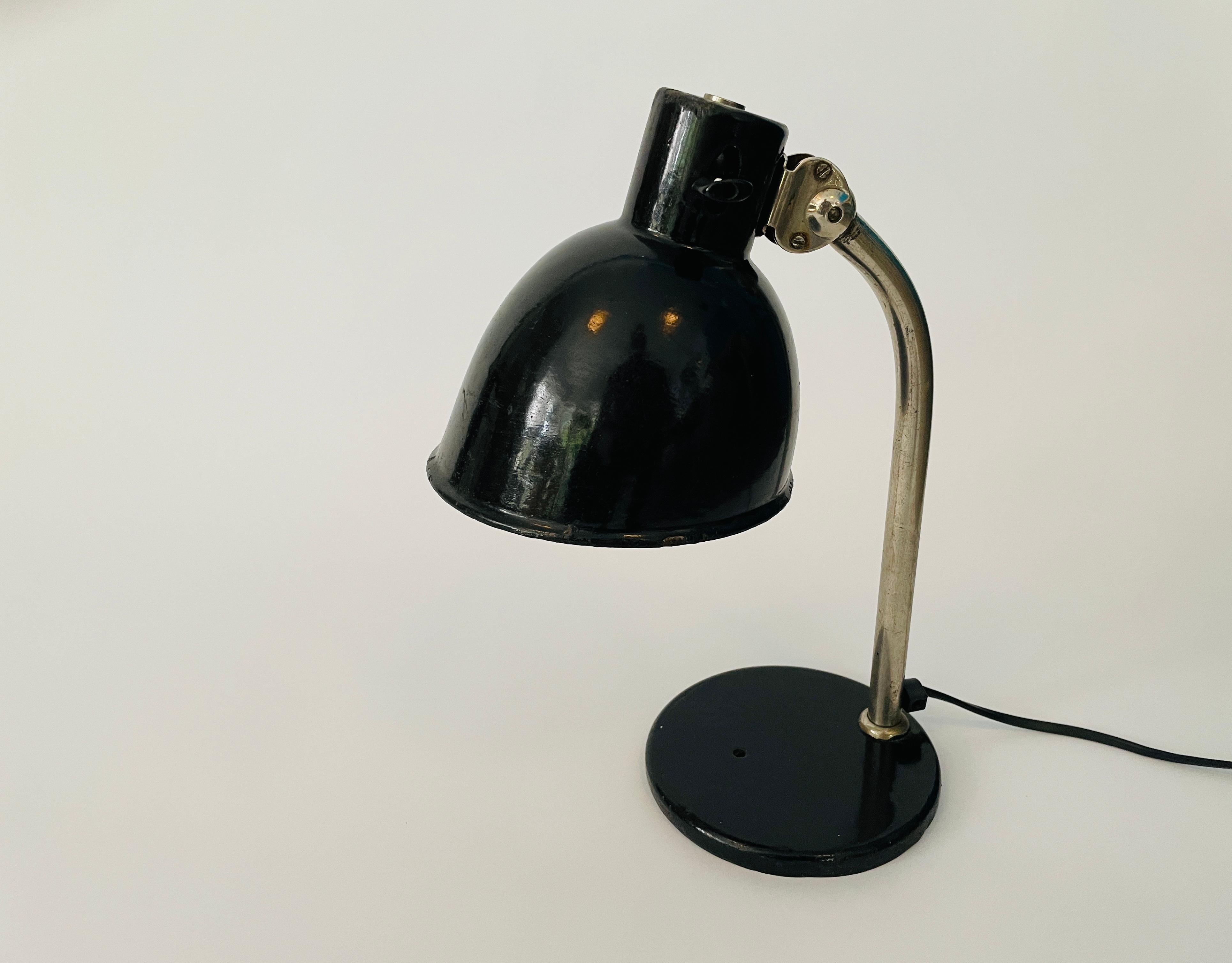 Frühe Tisch-/Schreibtischlampe von Paavo Tynell für TAITO Oy aus den 1930er Jahren. Hergestellt in Finnland. 
Das Modell 5307 war eine der ersten Tischlampen, die Paavo Tynell entworfen hat.
 Originaler schwarzer Emaille-Schirm und Sockel mit