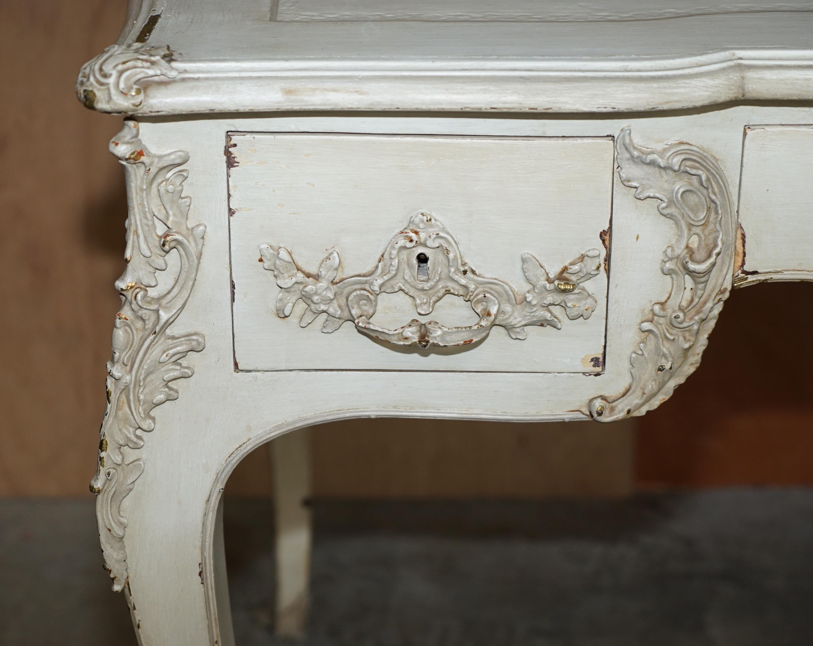 Antiker französischer Schreibtisch und Hocker im Louis-XV-Stil mit früher Bemalung (Handbemalt) im Angebot