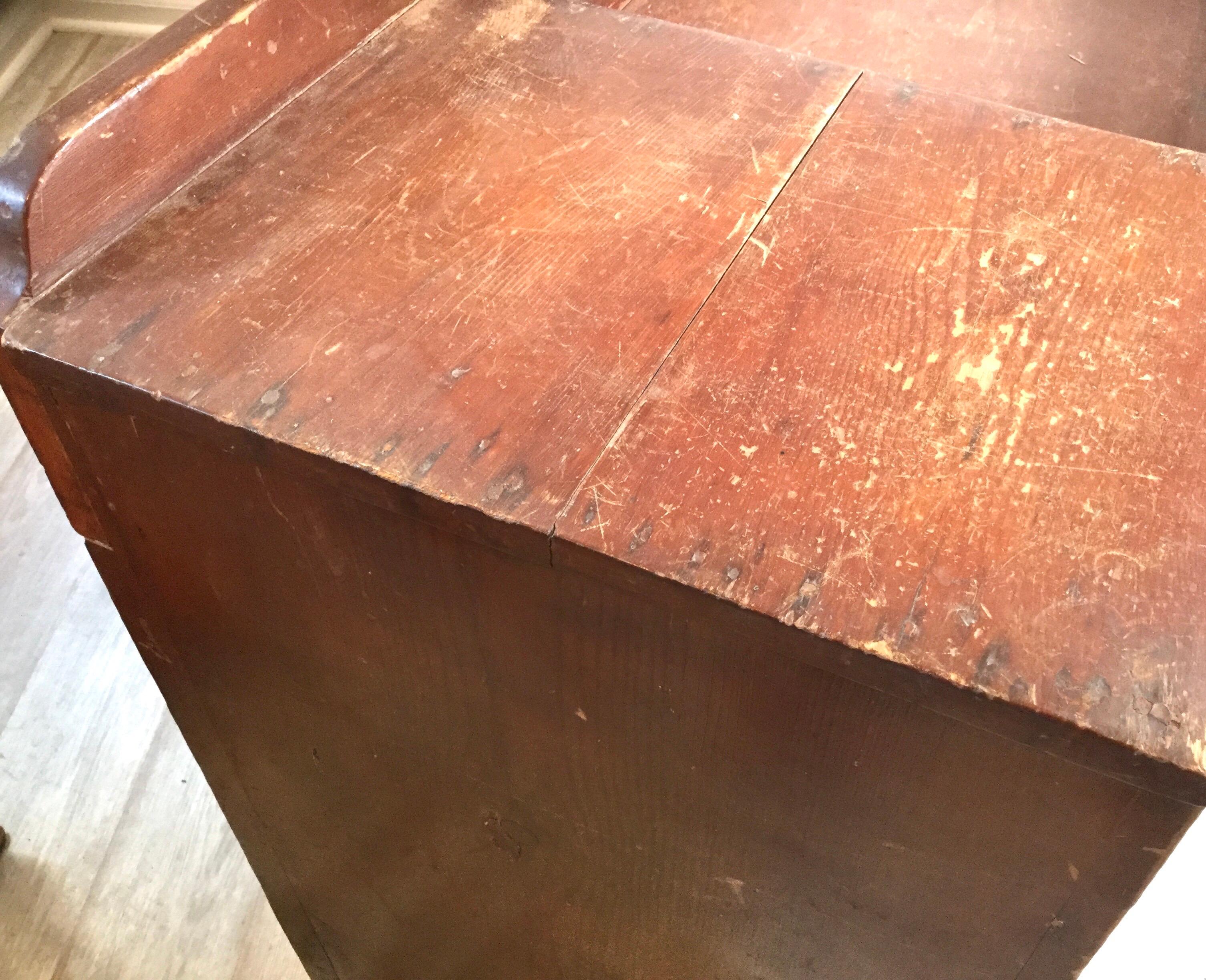 Early Painted Primitive Pine Dry Sink, 1830s In Distressed Condition For Sale In Lambertville, NJ