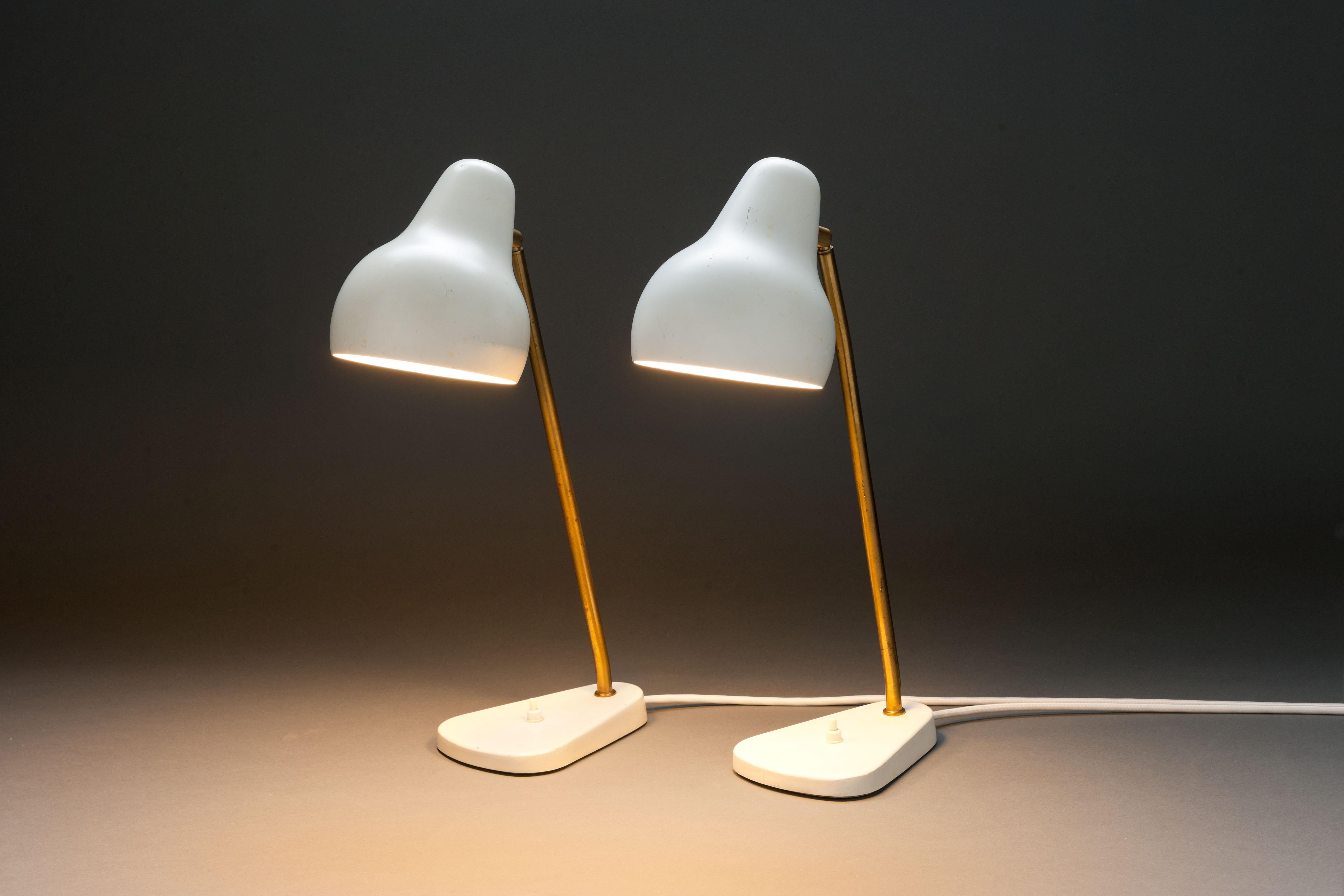 Set (2) early, 1950's - edition table lamps by the Danish designer and architect Vilhelm Lauritzen (1894 - 1984), made by Louis Poulsen, Denmark.
Organically shaped matt white steel hood on a brass stem with ball joint that allows the hood to be