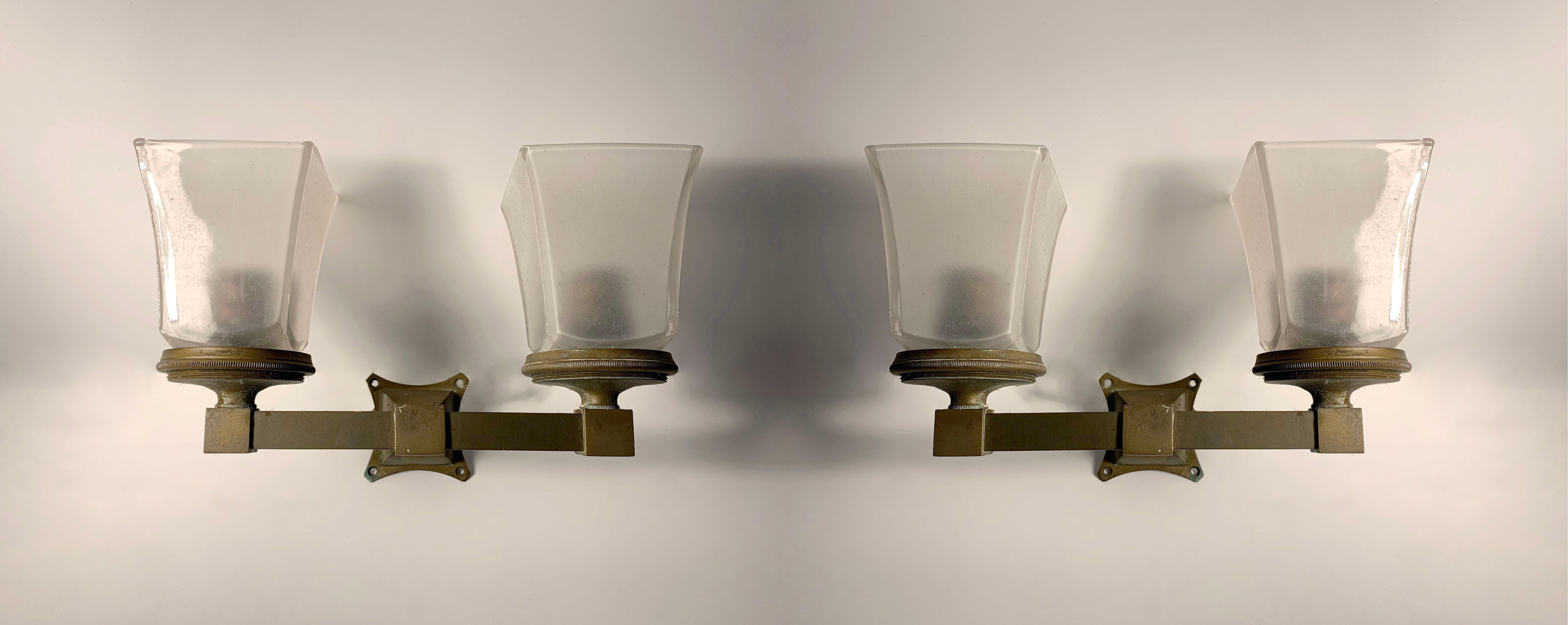 Coppia di antiche lampade Pullman recuperate da un antico vagone ferroviario.  La data esatta non è certa. 

Le dimensioni elencate sono approssimative. 
Il paralume in vetro misura circa 3.5 x 3.5 x 4.25

Pianifica un restauro completo con