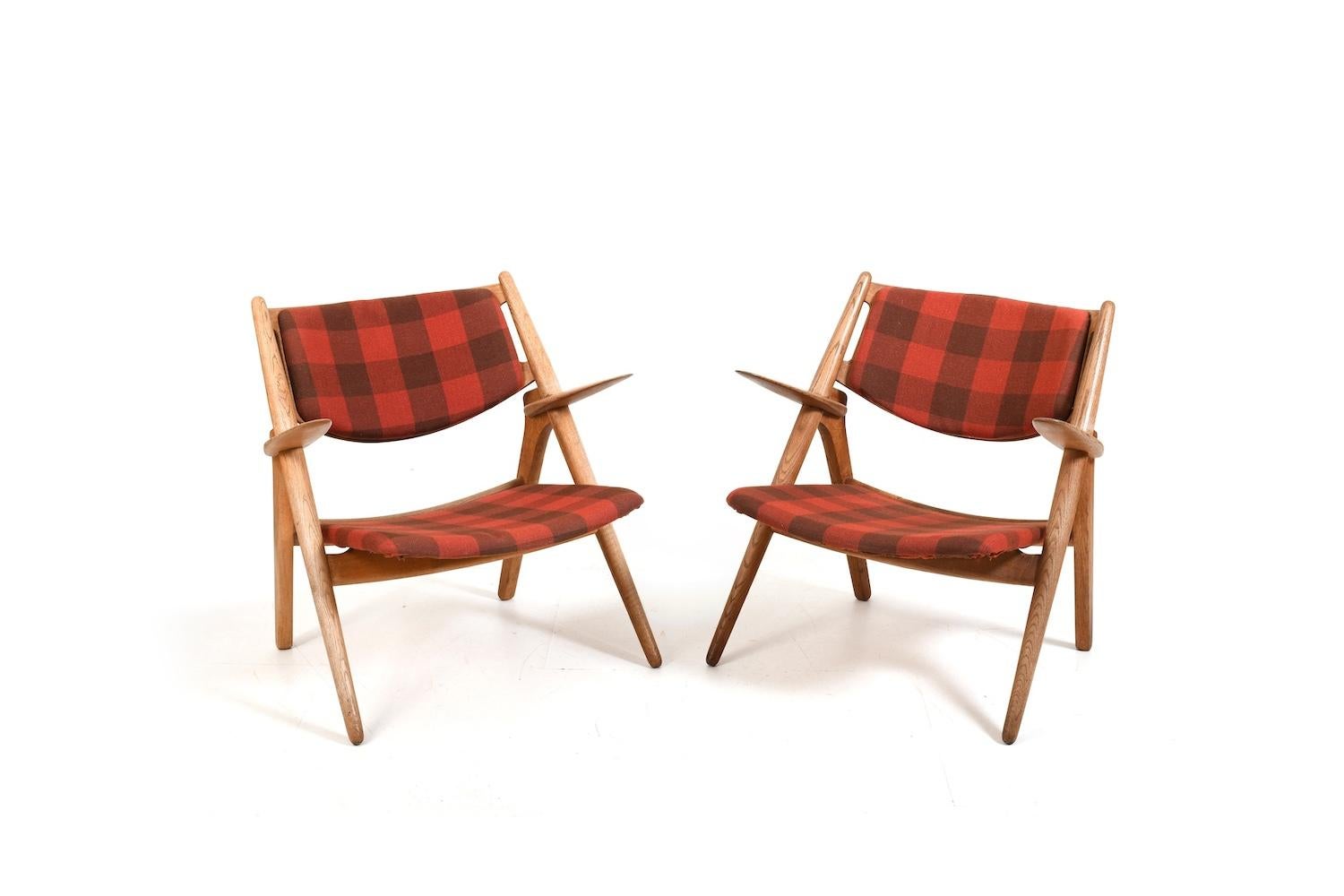 Paire de fauteuils Ch-28 