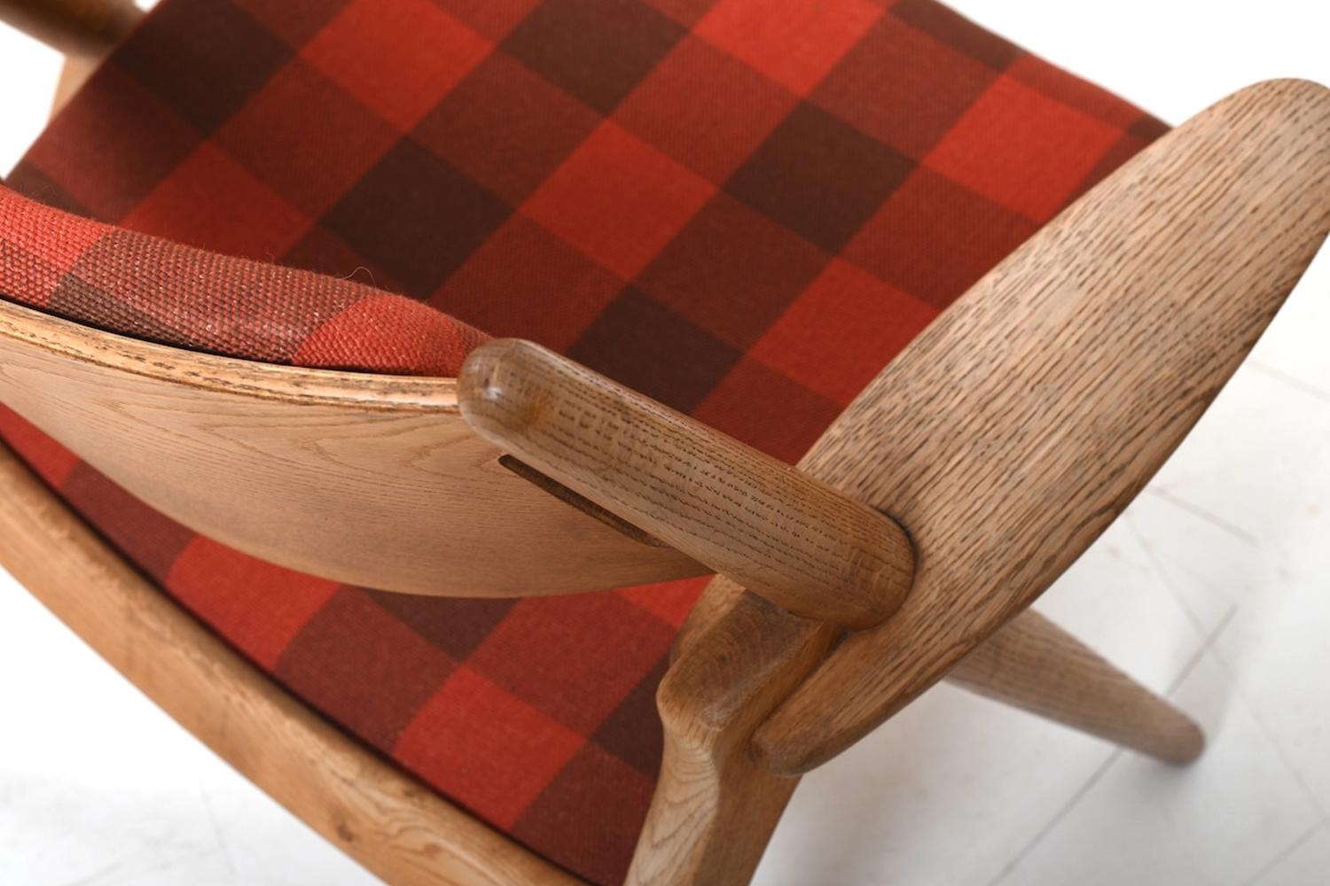 Tissu Paire de fauteuils CH-28 en chêne de Hans J. Wegner en vente
