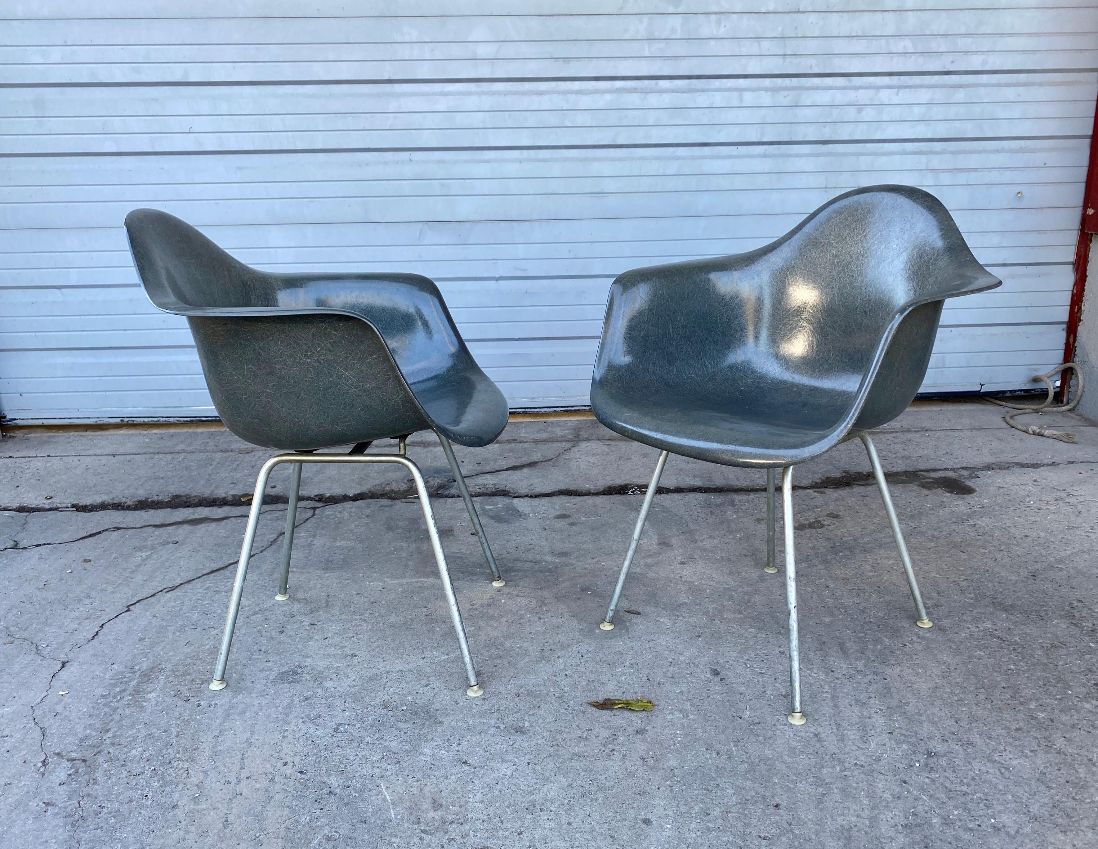 Mid-Century Modern Early Pair of Charles Eames Fiberglass Arm Shell Chairs 