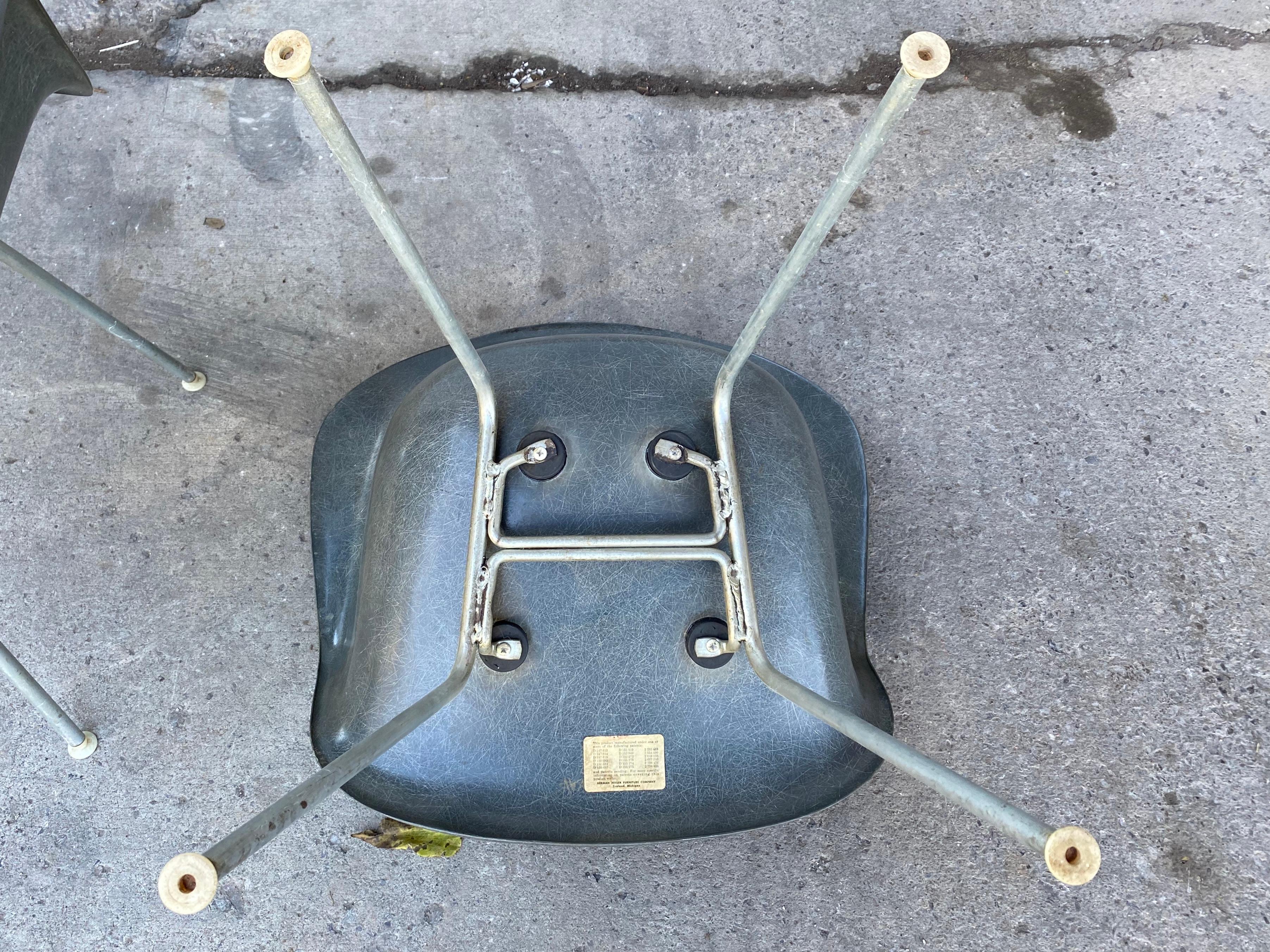 Coppia di sedie a conchiglia con braccio in fibra di vetro Charles Eames 