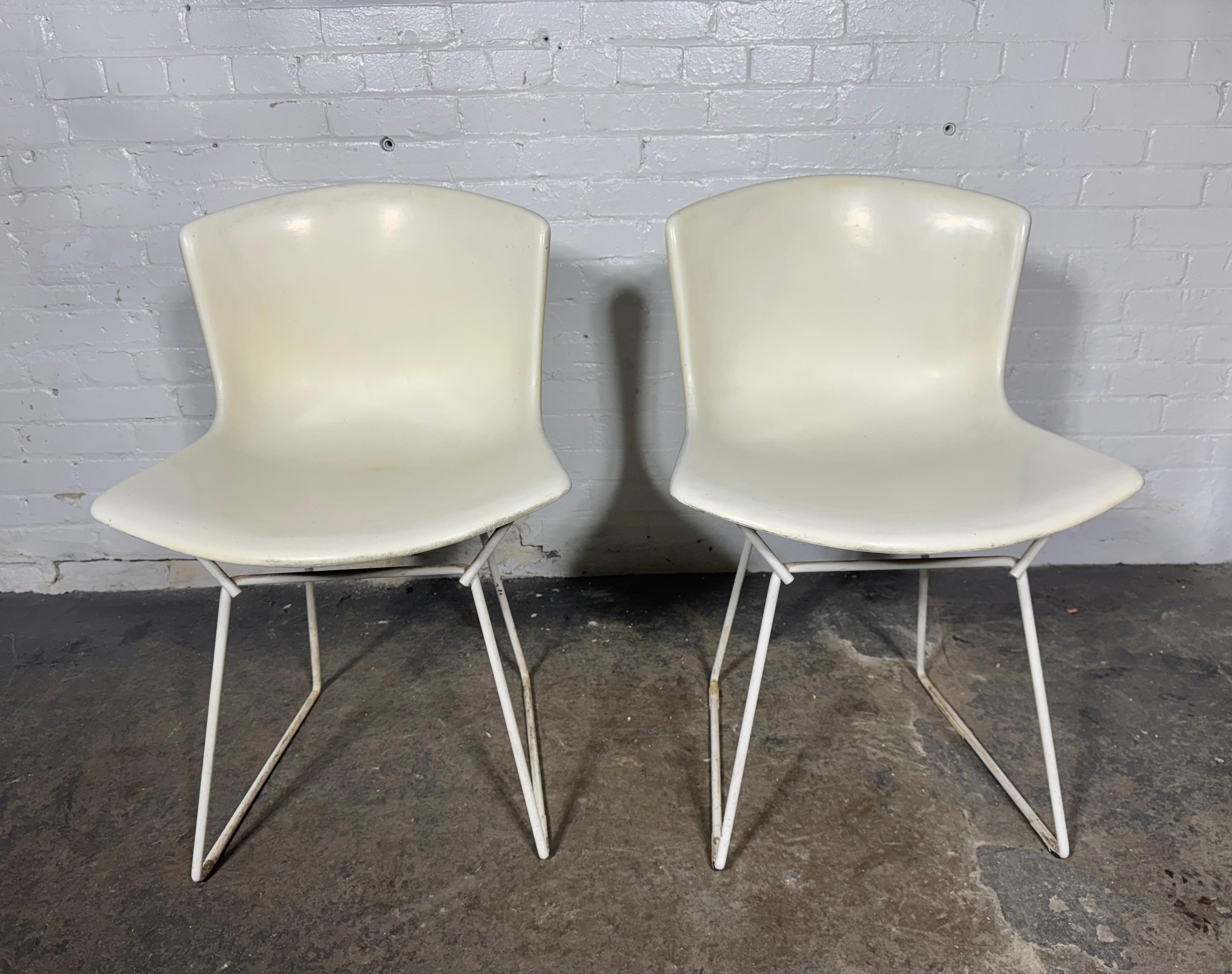 Coppia di sedie a conchiglia in fibra di vetro modellata di Harry Bertoia per Knoll, Label In condizioni buone in vendita a Buffalo, NY