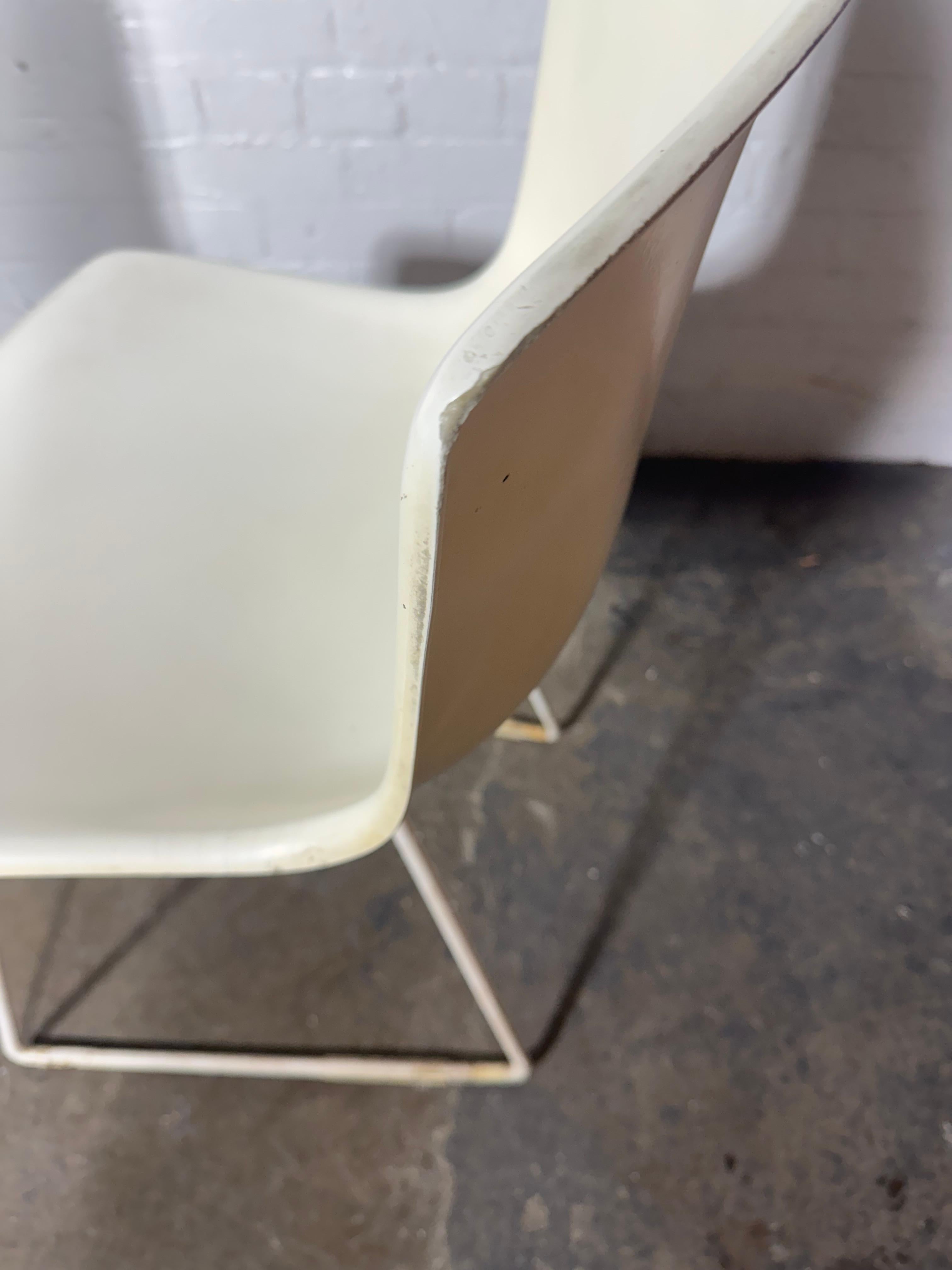 Metà XX secolo Coppia di sedie a conchiglia in fibra di vetro modellata di Harry Bertoia per Knoll, Label in vendita