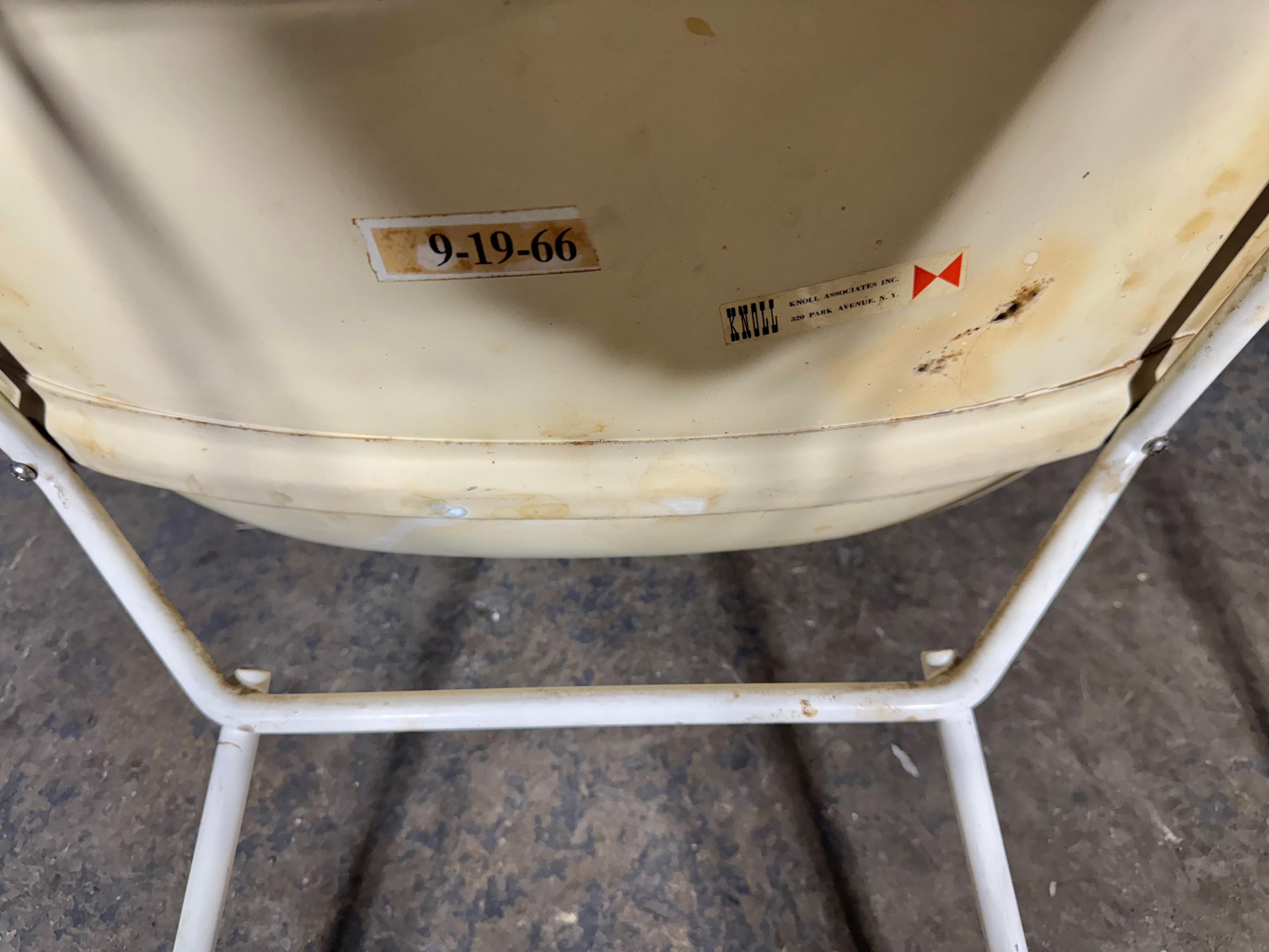 Ferro Coppia di sedie a conchiglia in fibra di vetro modellata di Harry Bertoia per Knoll, Label in vendita