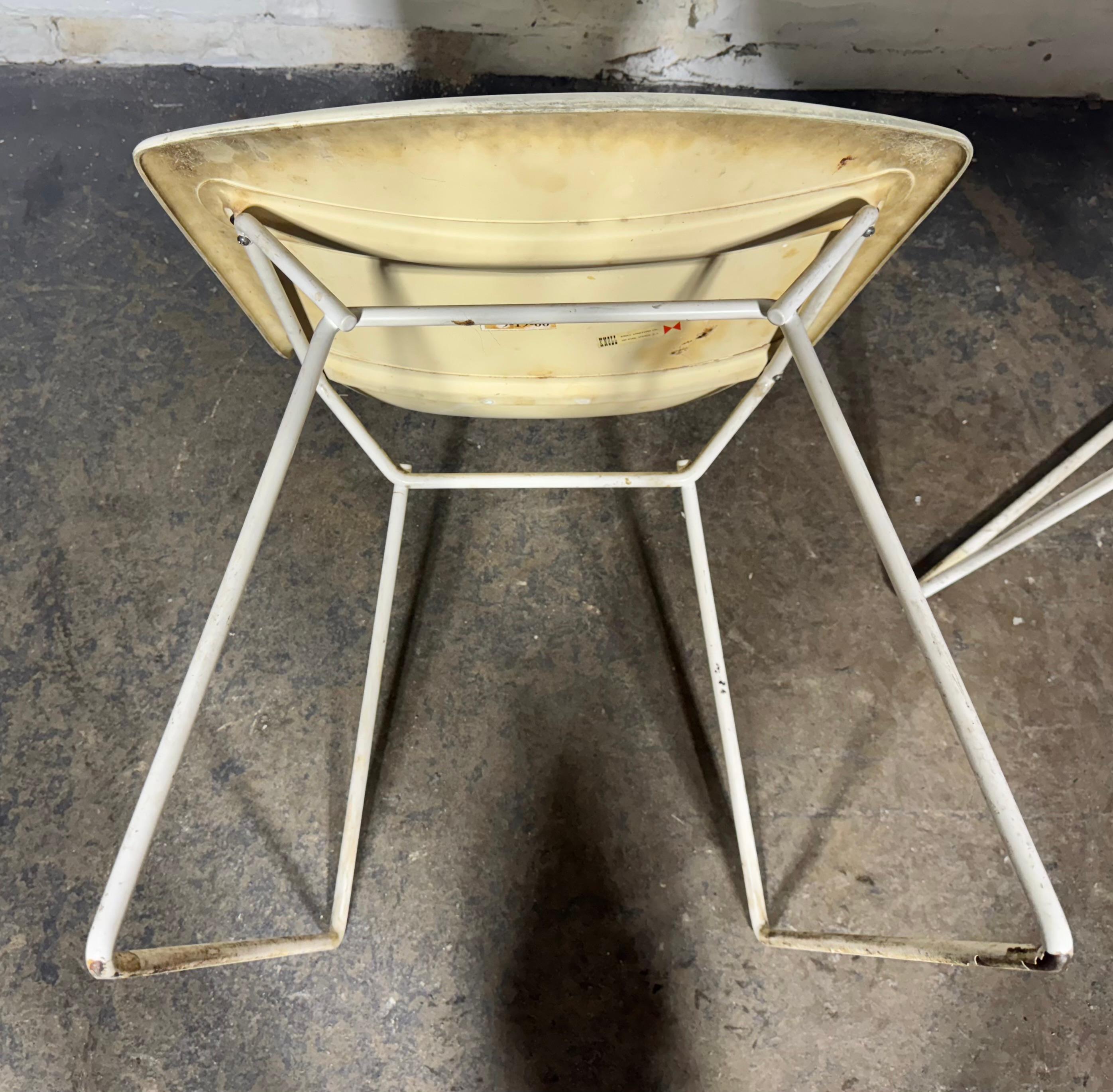 Coppia di sedie a conchiglia in fibra di vetro modellata di Harry Bertoia per Knoll, Label in vendita 1