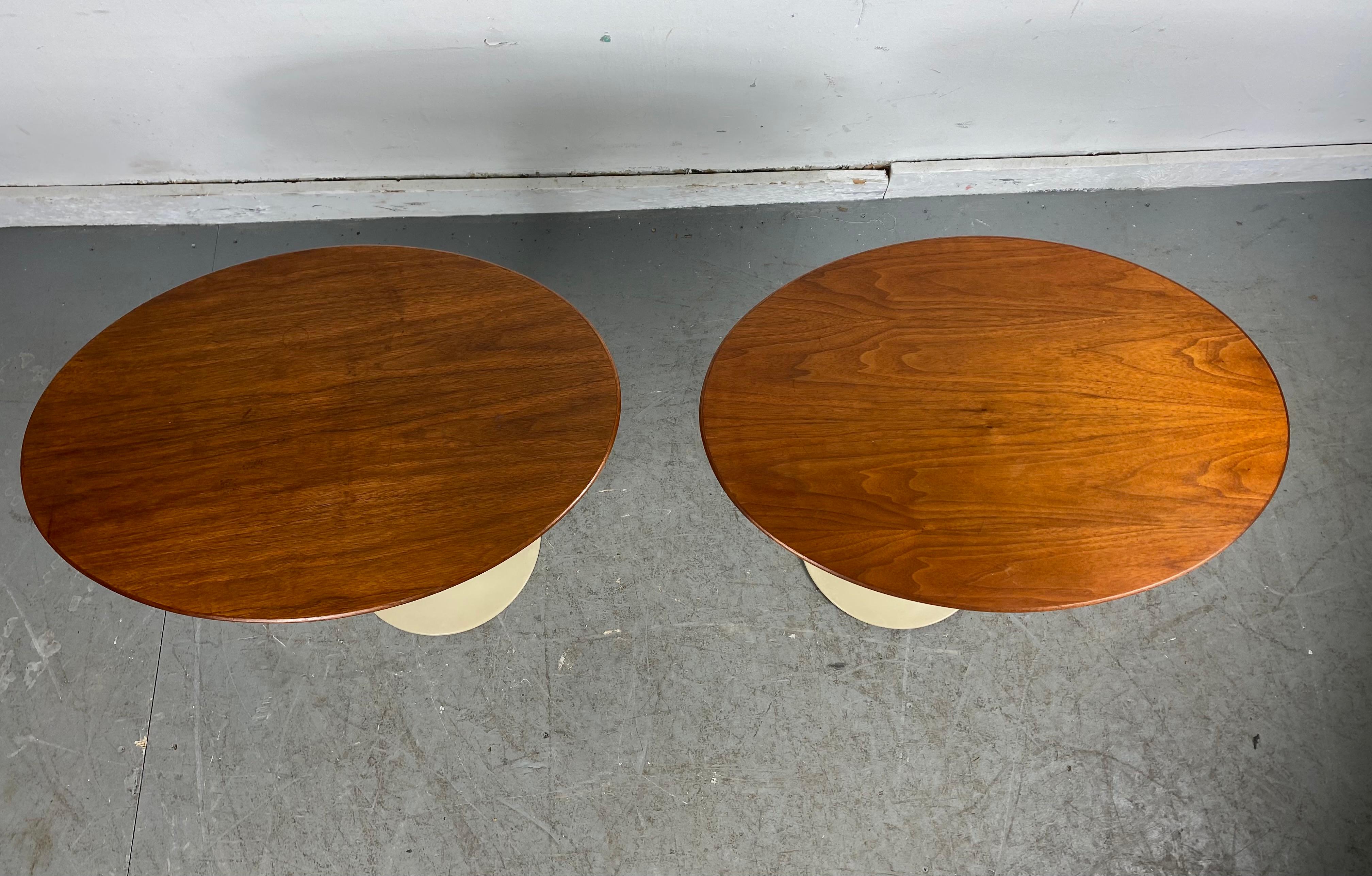 Mid-Century Modern Early Pair of Knoll Tulip Oval Side Tables by Eero Saarinen, circa 1970s
