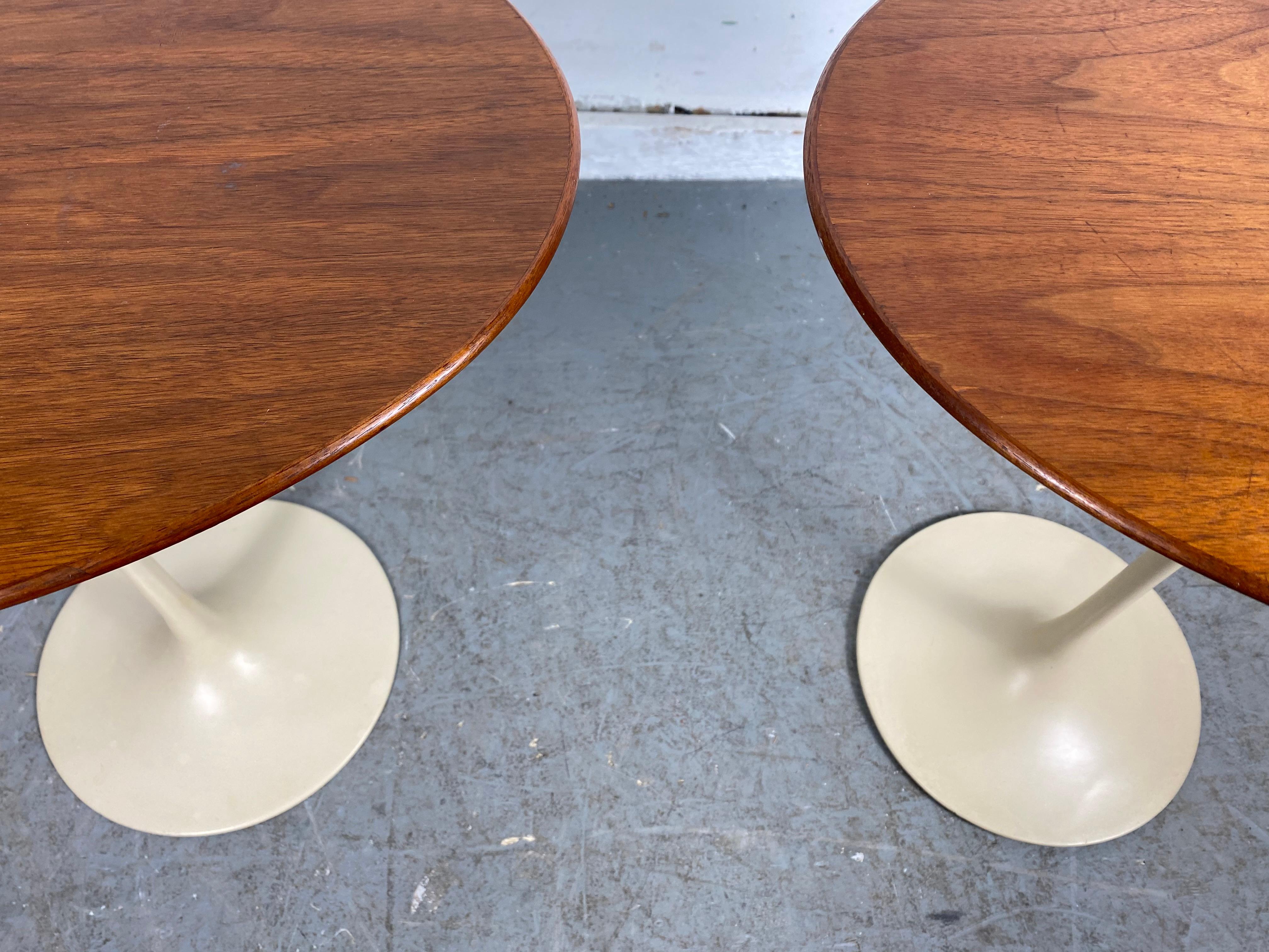 Early Pair of Knoll Tulip Oval Side Tables by Eero Saarinen, circa 1970s In Good Condition In Buffalo, NY