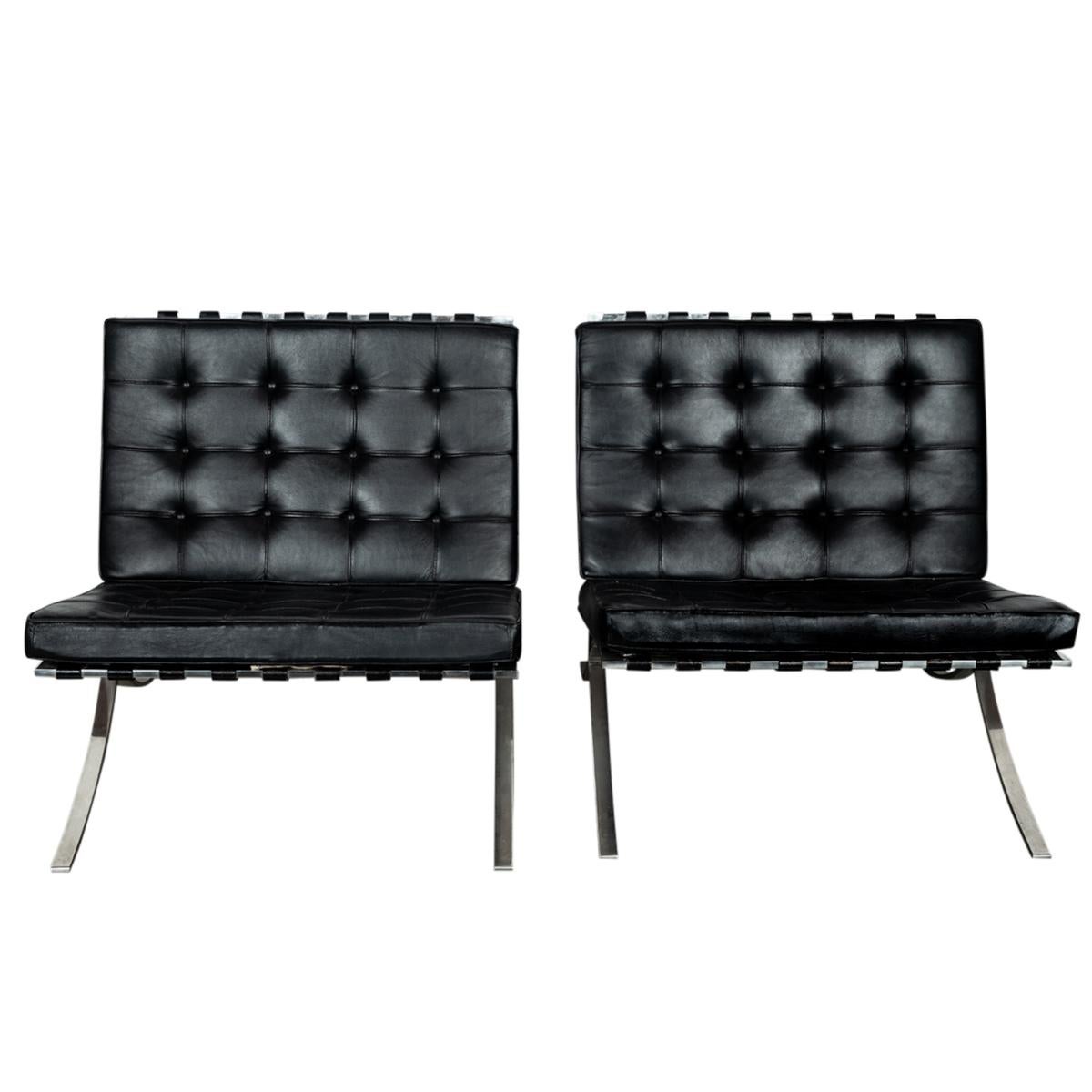 Ein Sammlerpaar der frühen Knoll Associates Produktion Mies van der Rohe Barcelona Stühle, 1961.
Knoll hatte die Lizenz zur Herstellung des Barcelona-Stuhls ab 1953, dieses Paar wurde 1961 gekauft und befindet sich seit dem Kauf im Besitz des