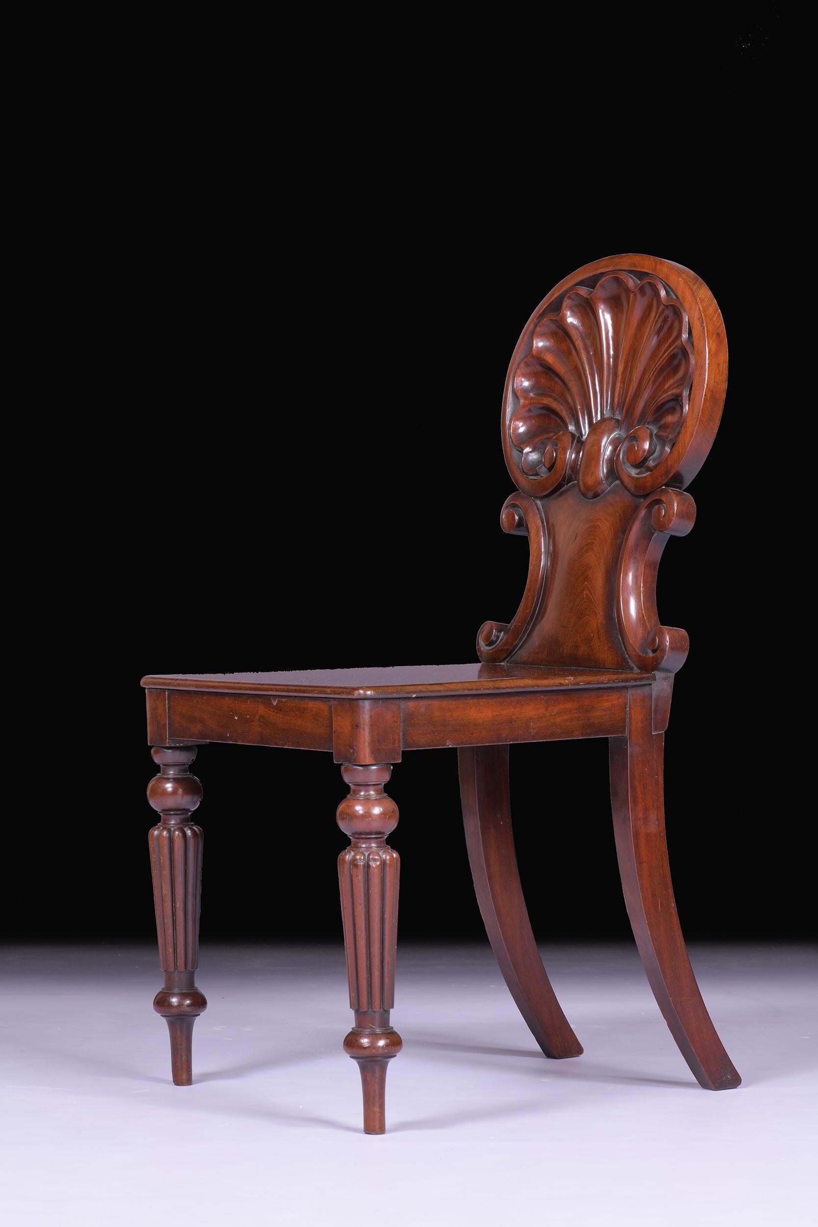 Early Pair of 19th Century English Regency Hall Chairs Attributed to Gillows In Good Condition For Sale In Dublin, IE