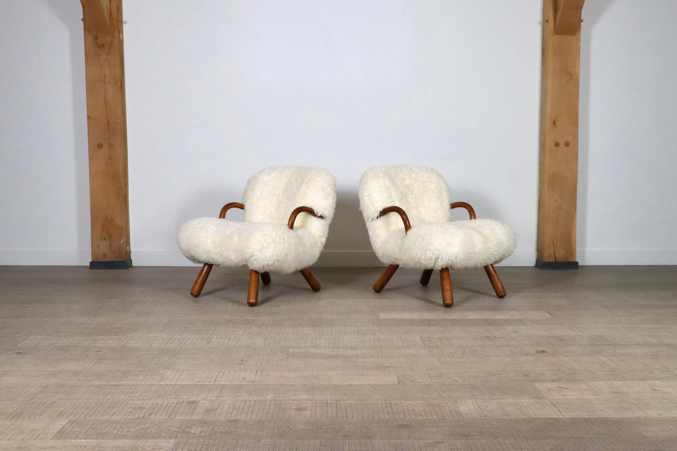 Fantastisches Paar Clam-Stühle aus einer frühen Auflage, die 1944 in Kopenhagen für Madsen und Schubell entworfen wurden und seither zu einer Ikone des dänischen modernen Designs geworden sind.

Viele Jahre lang wurde der wahre Designer dieses