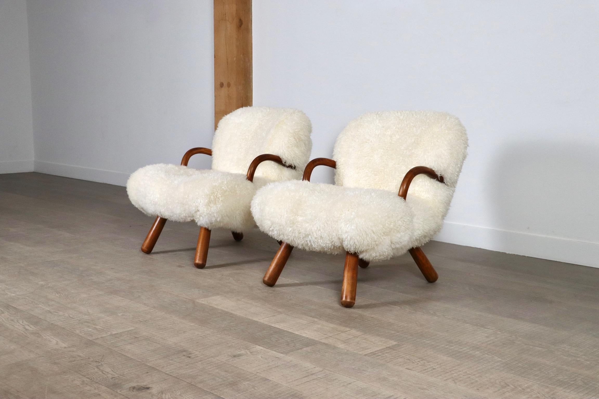 Early Pair Of Arnold Madsen Clam Chairs In Curly Sheepskin, 1944 In Good Condition For Sale In ABCOUDE, UT