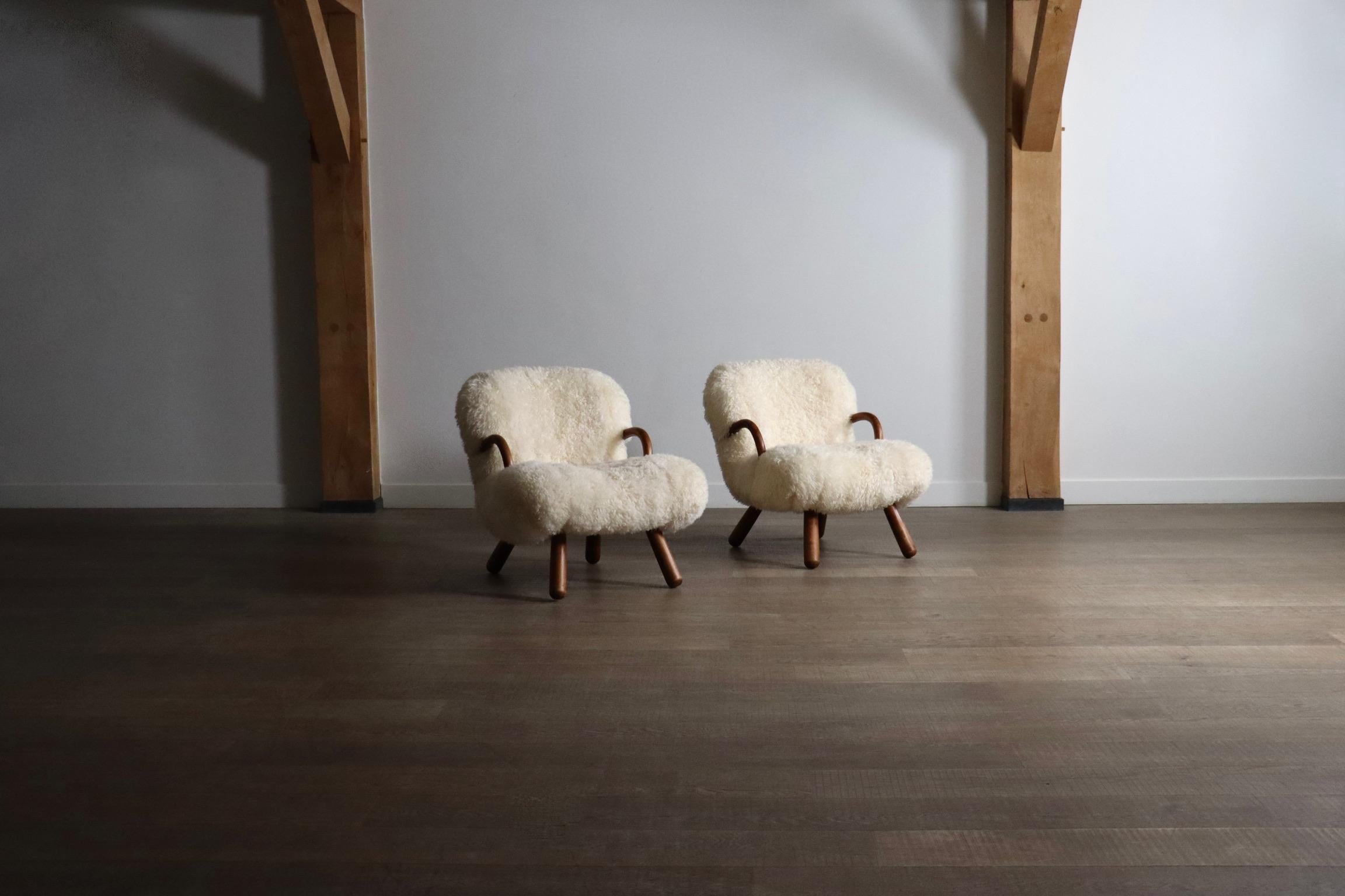 Coppia di sedie Arnold Madsen Clam in pelle di pecora riccia, 1944 in vendita 1