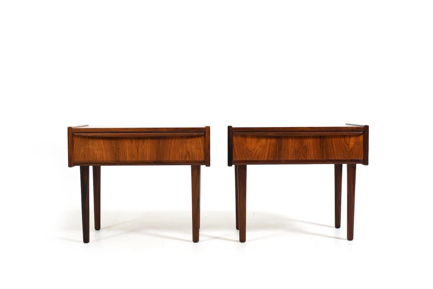 Pair of danish chest of drawers / bedside tables. Denmark, early 1960s. One drawer in front. Beautiful wood graining-
---
H. 42.5 cm / W. 50.5 cm / D. 31 cm
---
We can ship via DHL to US and Asia for a.240 Euro. All other pls ask.