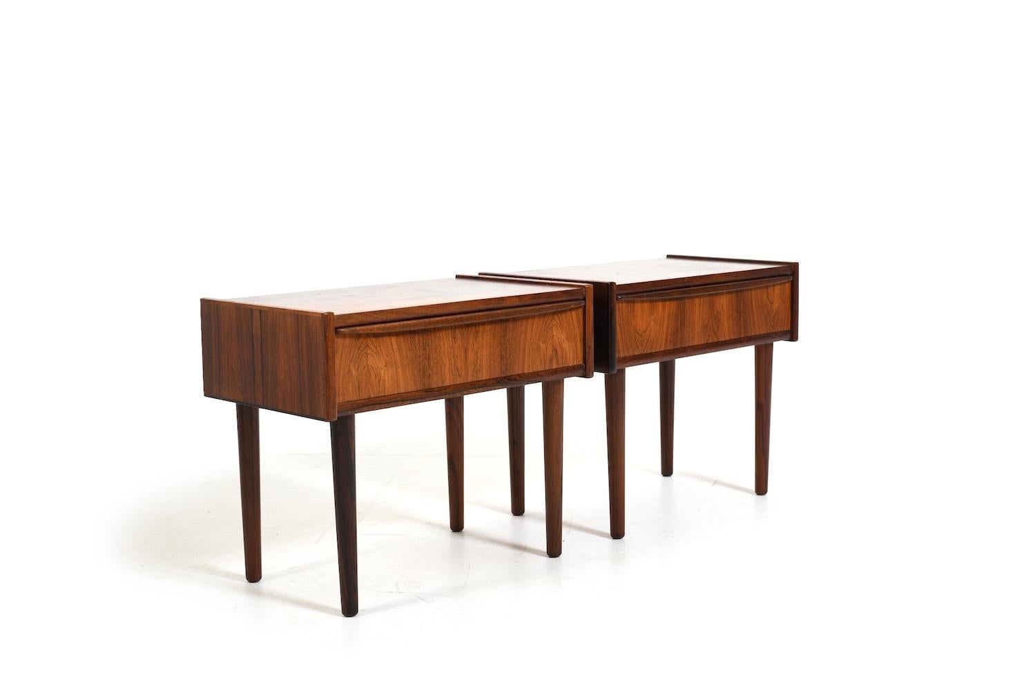 Scandinavo moderno Early Pair of Danish Bedside Tables 1960s in vendita